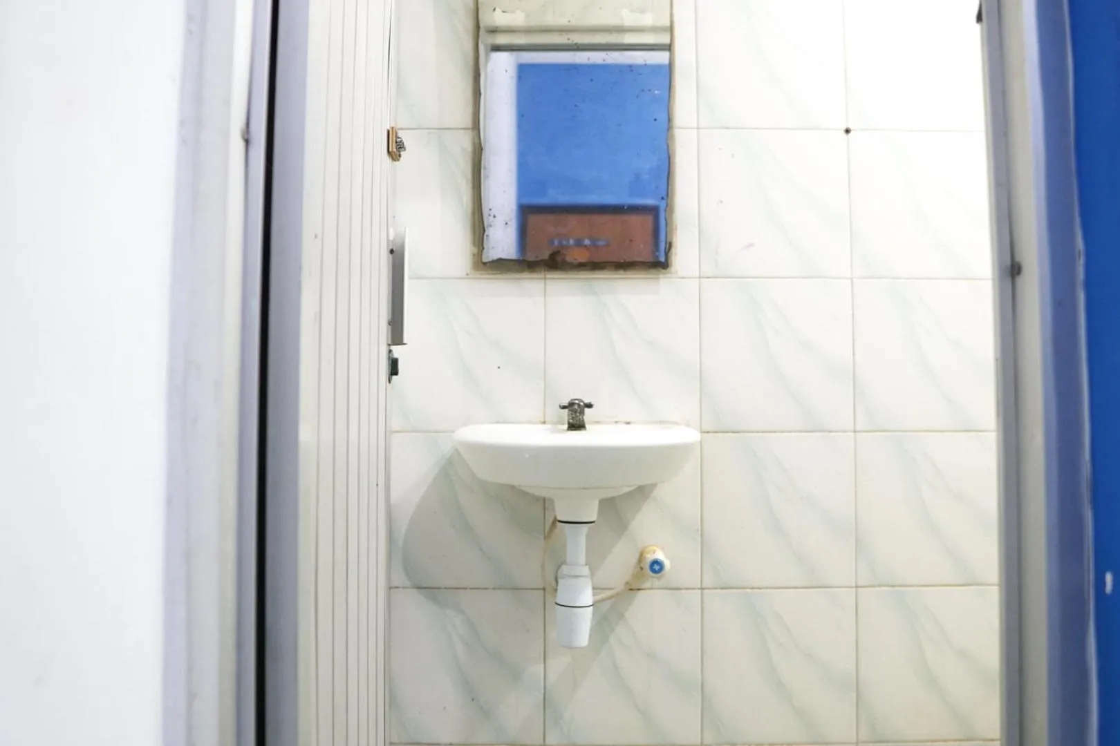 Bathroom in Cosmo Tanjung Duren Mitra RedDoorz