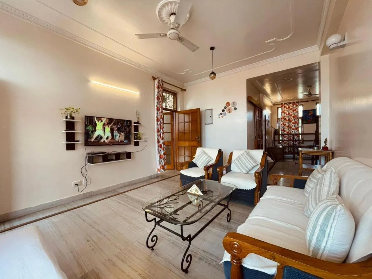 TV and multimedia in Golden Healing Journeys Homestay