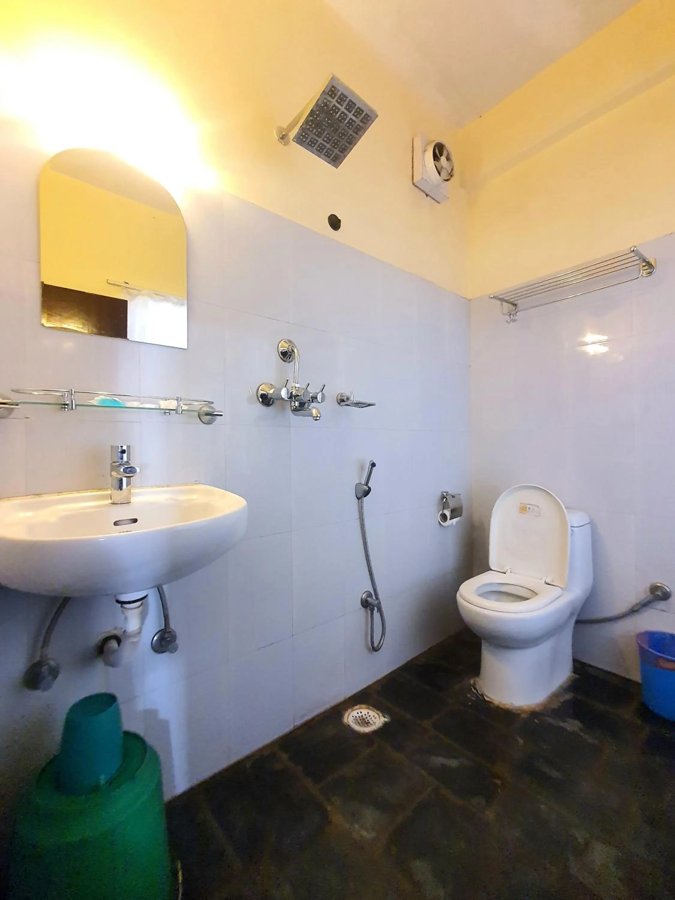 Toilet in Hotel Kunja