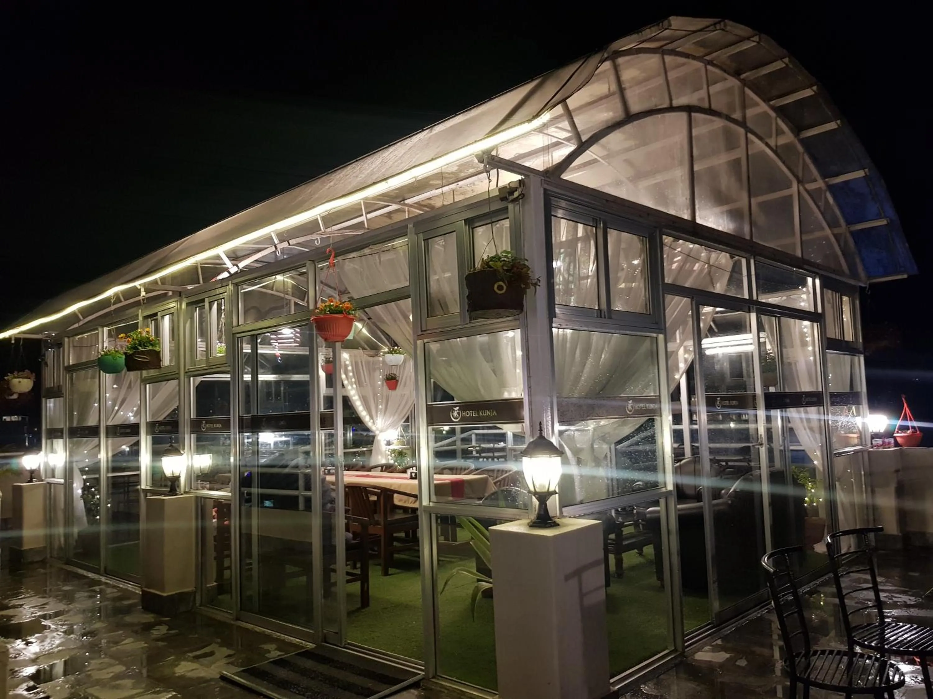 Restaurant/places to eat in Hotel Kunja