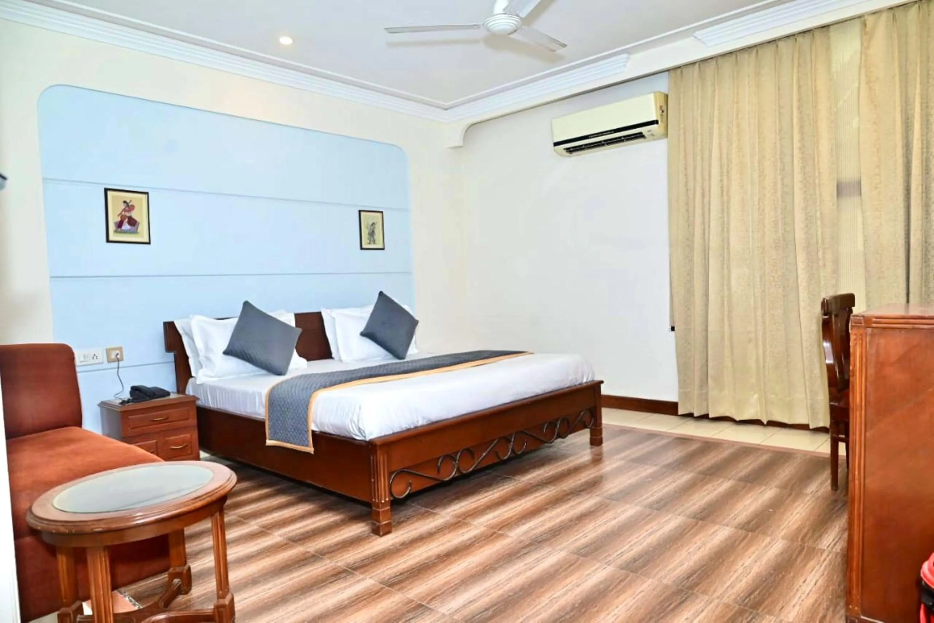 Bed in Hotel Metro Regency Meerut