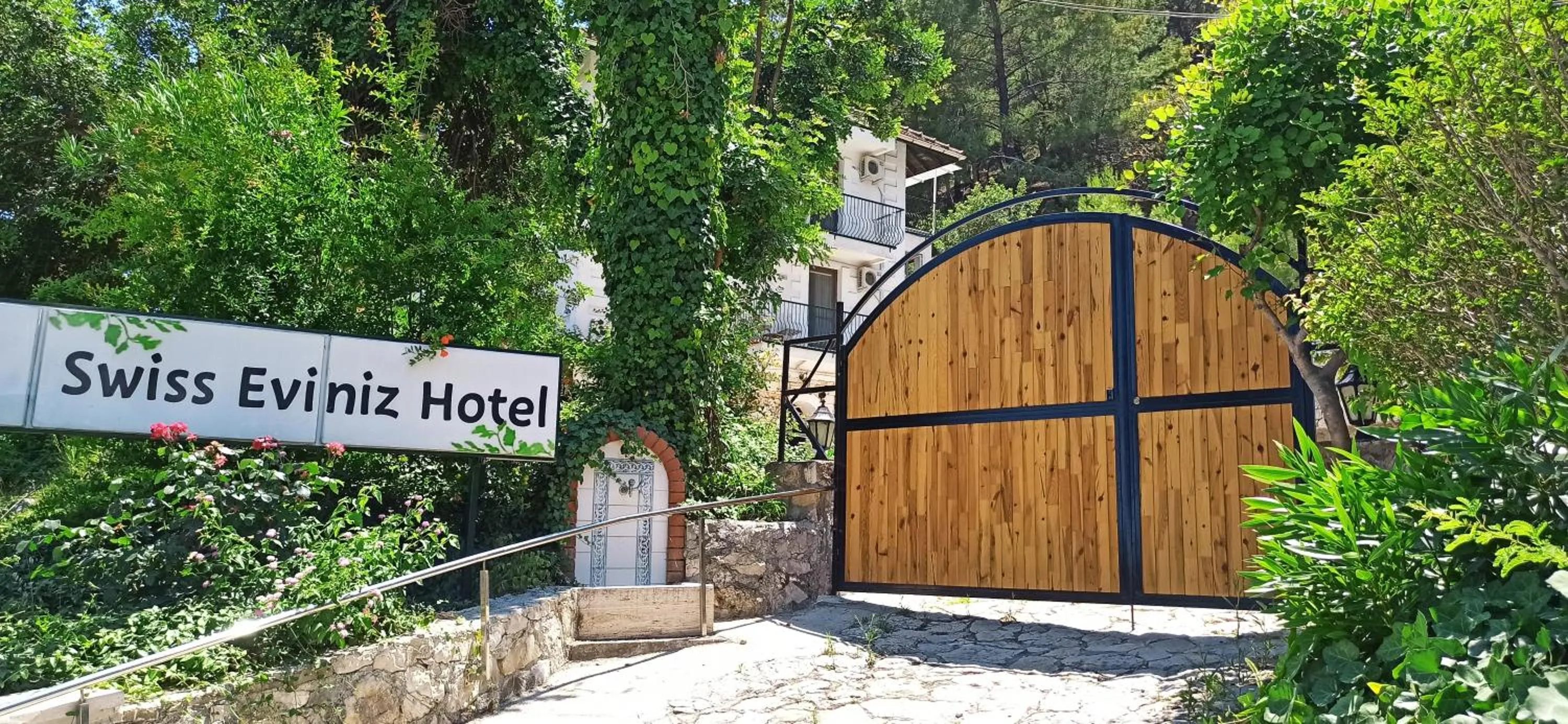 Facade/entrance in Swiss Eviniz Hotel