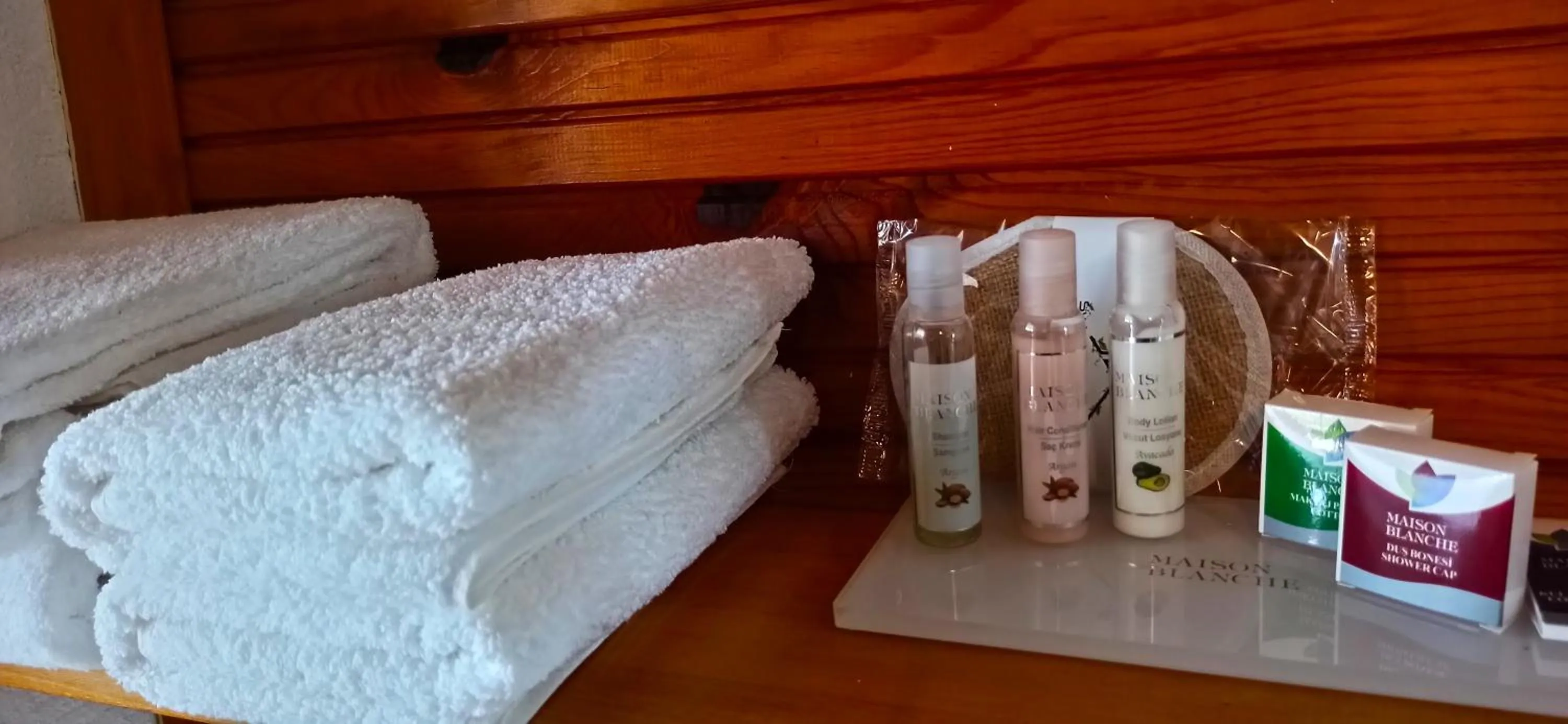 Bathroom, Bed in Swiss Eviniz Hotel