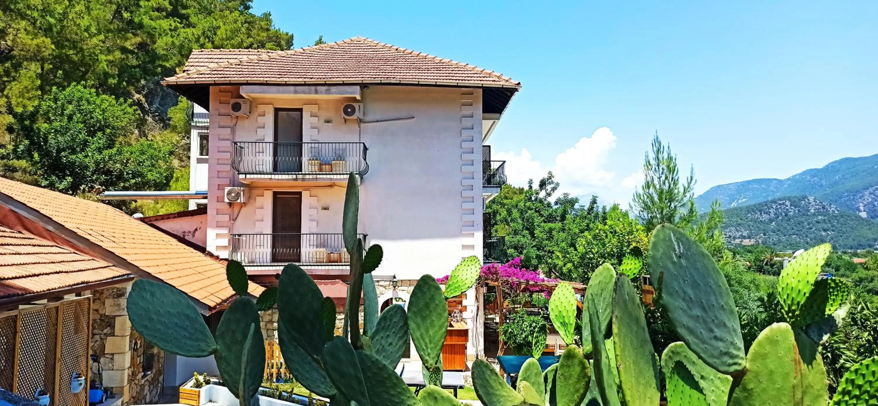 Property building in Swiss Eviniz Hotel