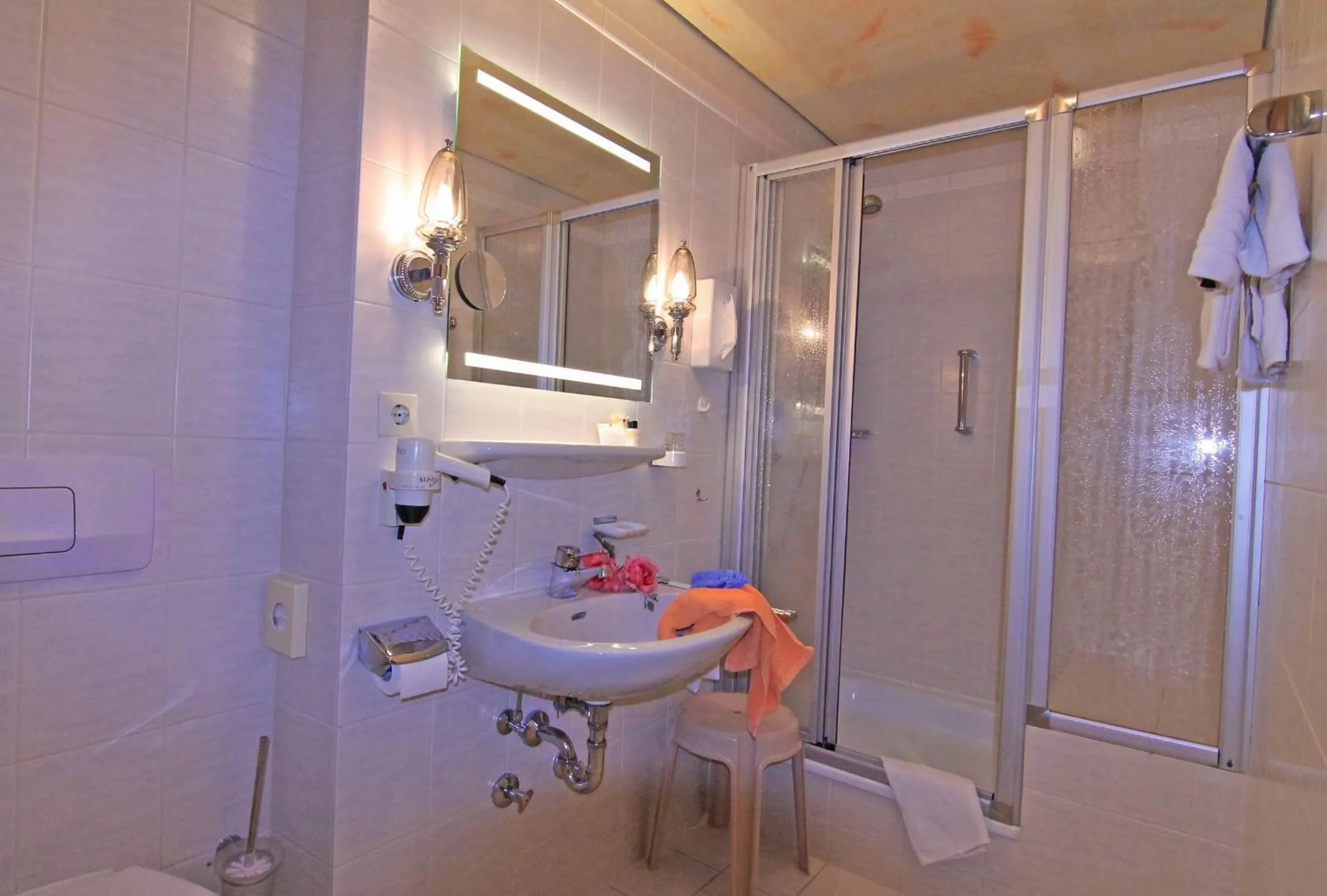 Shower in Hotel Weingärtner