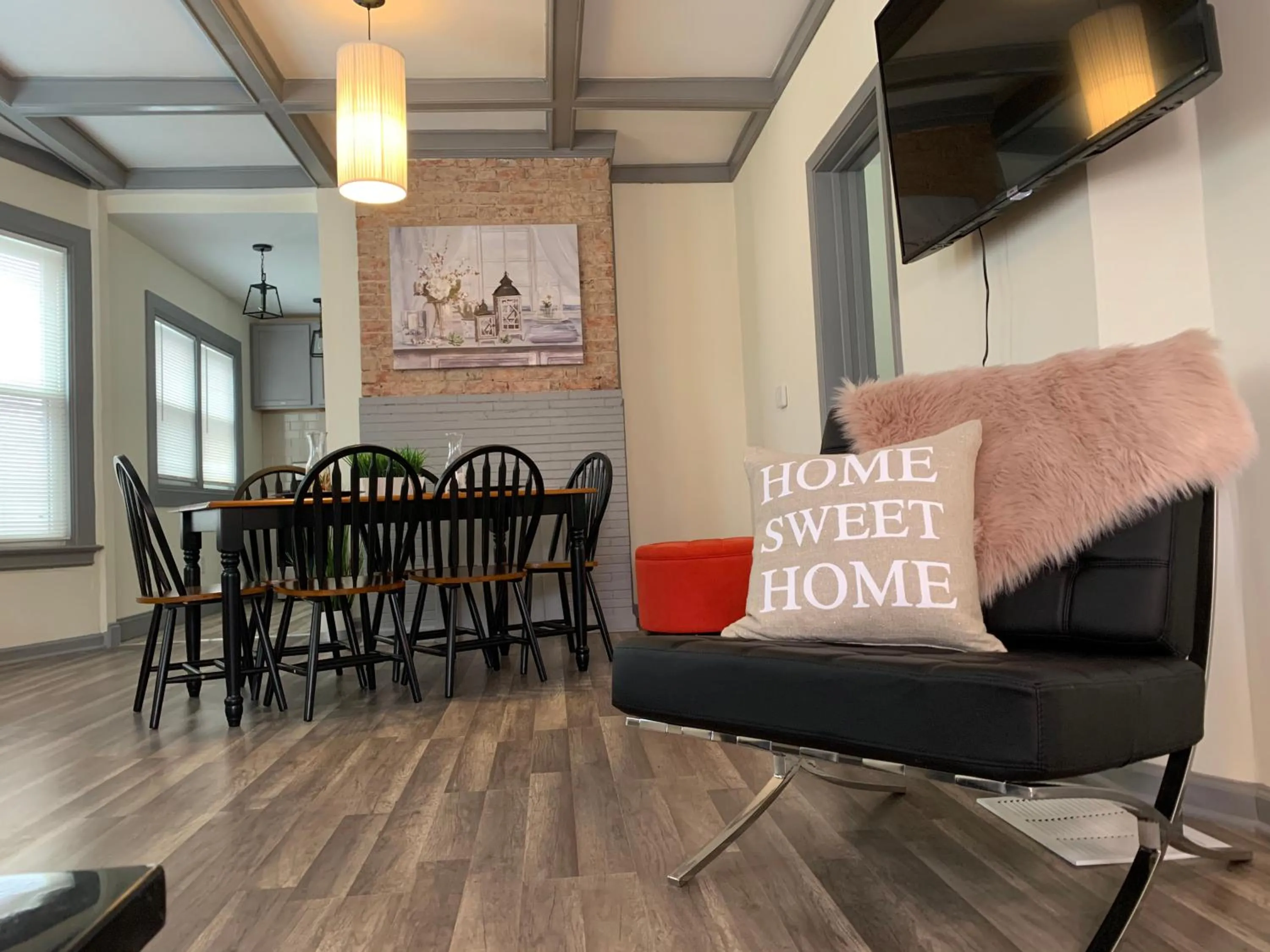 Communal lounge/ TV room in The Eastside Manor- With Private Yard & Free Parking, Minutes From Falls & Casino by Niagara Hospitality