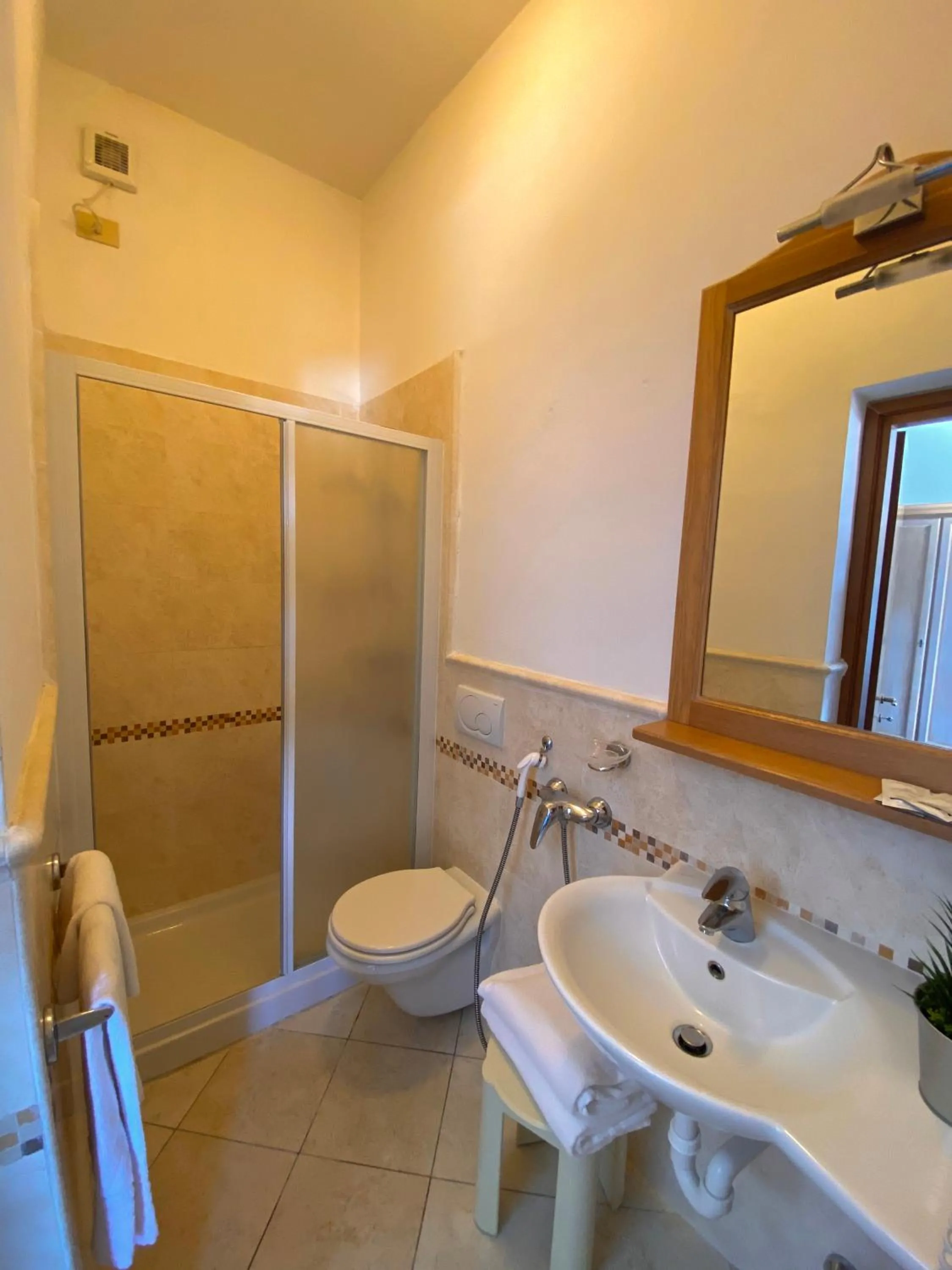 Shower in RESIDENCE TERME ISOLA D'ELBA SRL