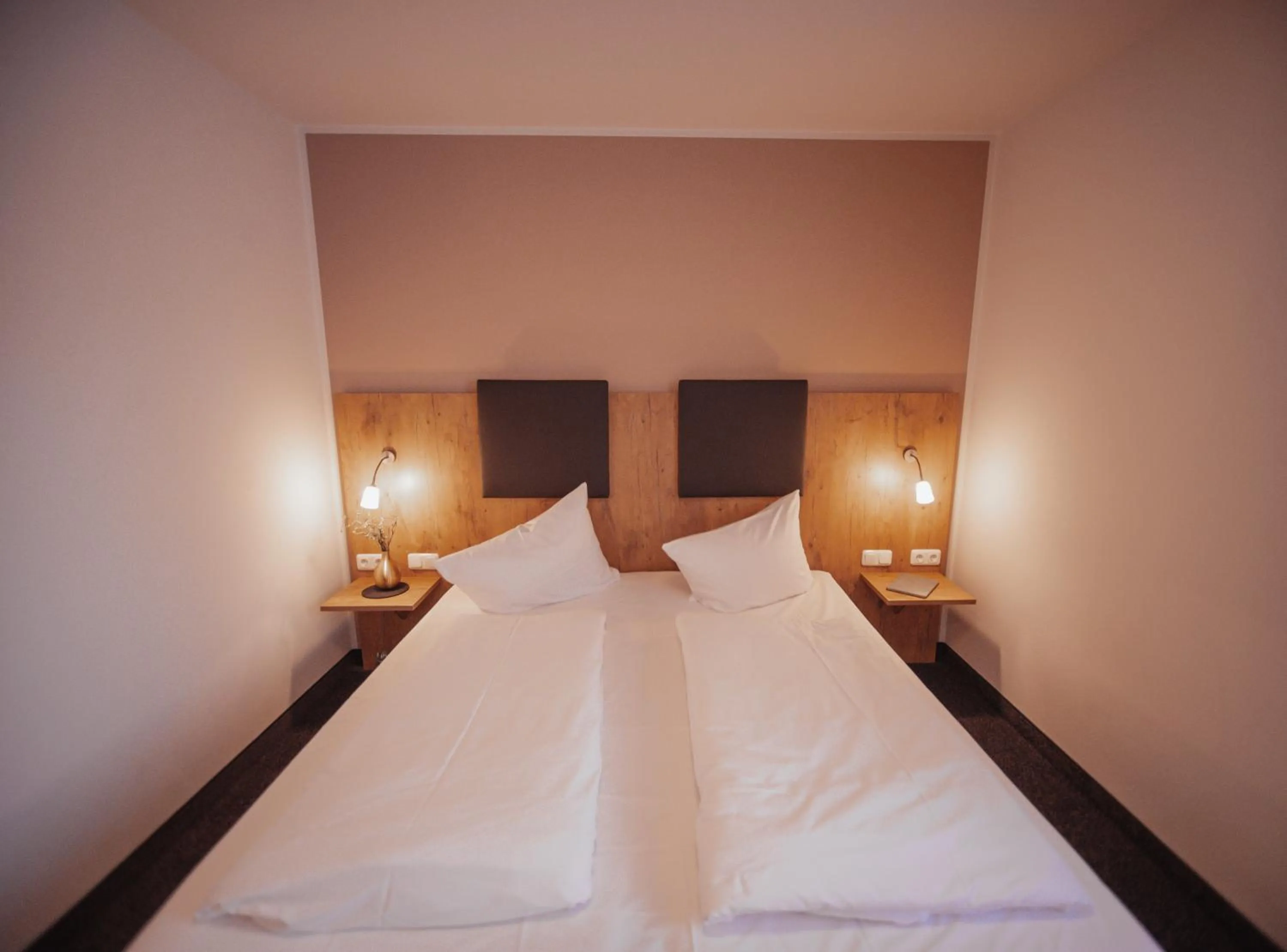 Bed in Hotel am Hachinger Bach by Blattl