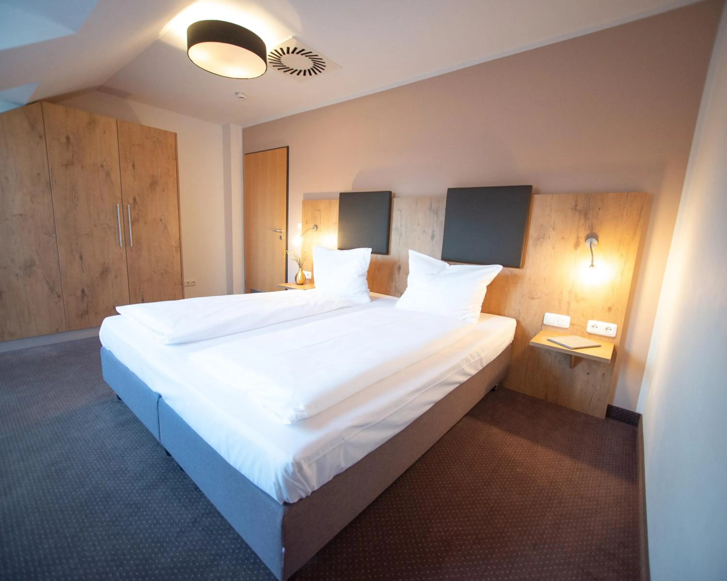 Bedroom, Bed in Hotel am Hachinger Bach by Blattl