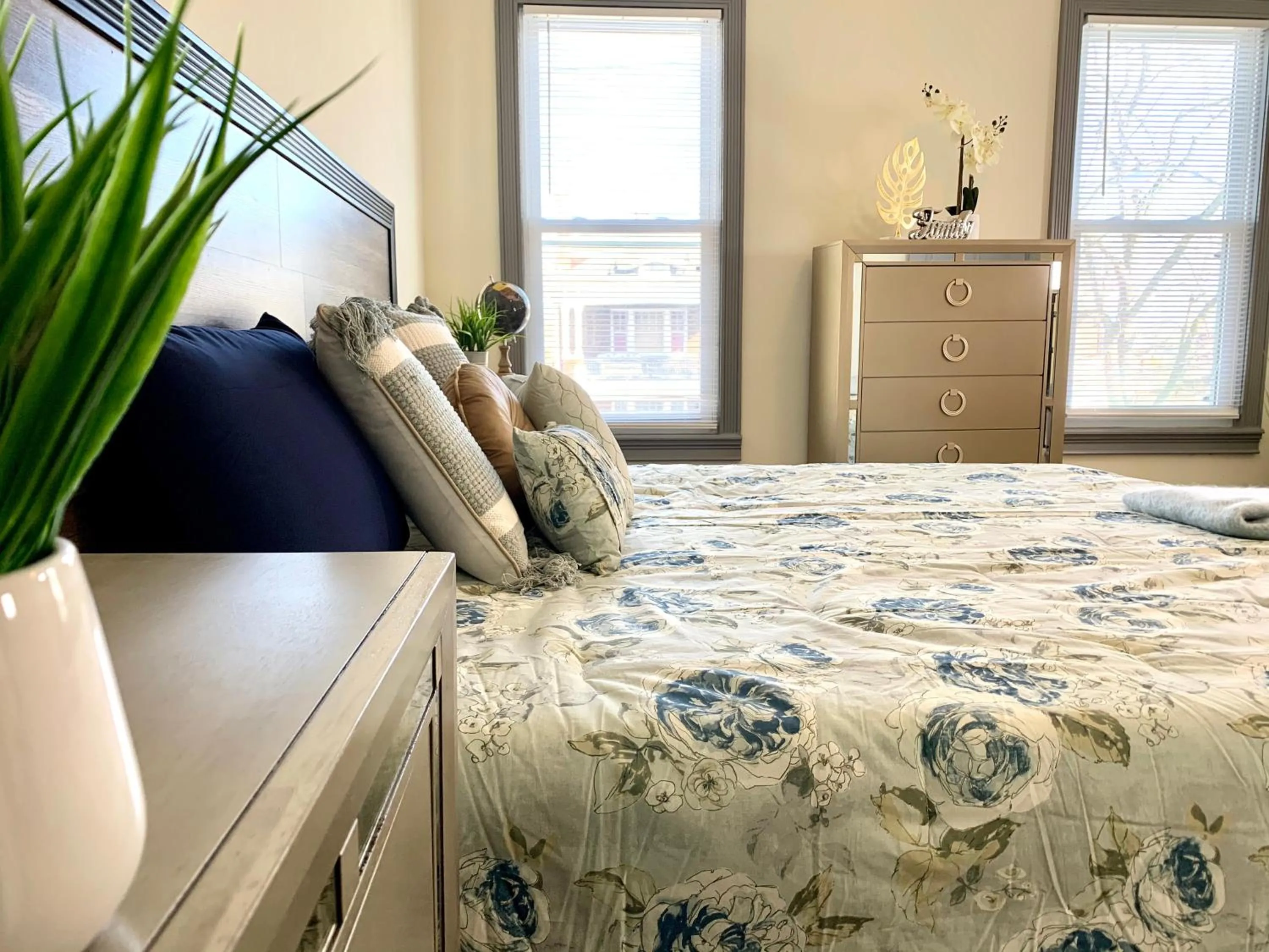 Bedroom, Bed in The Iron Scow - With Private Yard & Free Parking, Minutes From Falls & Casino by Niagara Hospitality