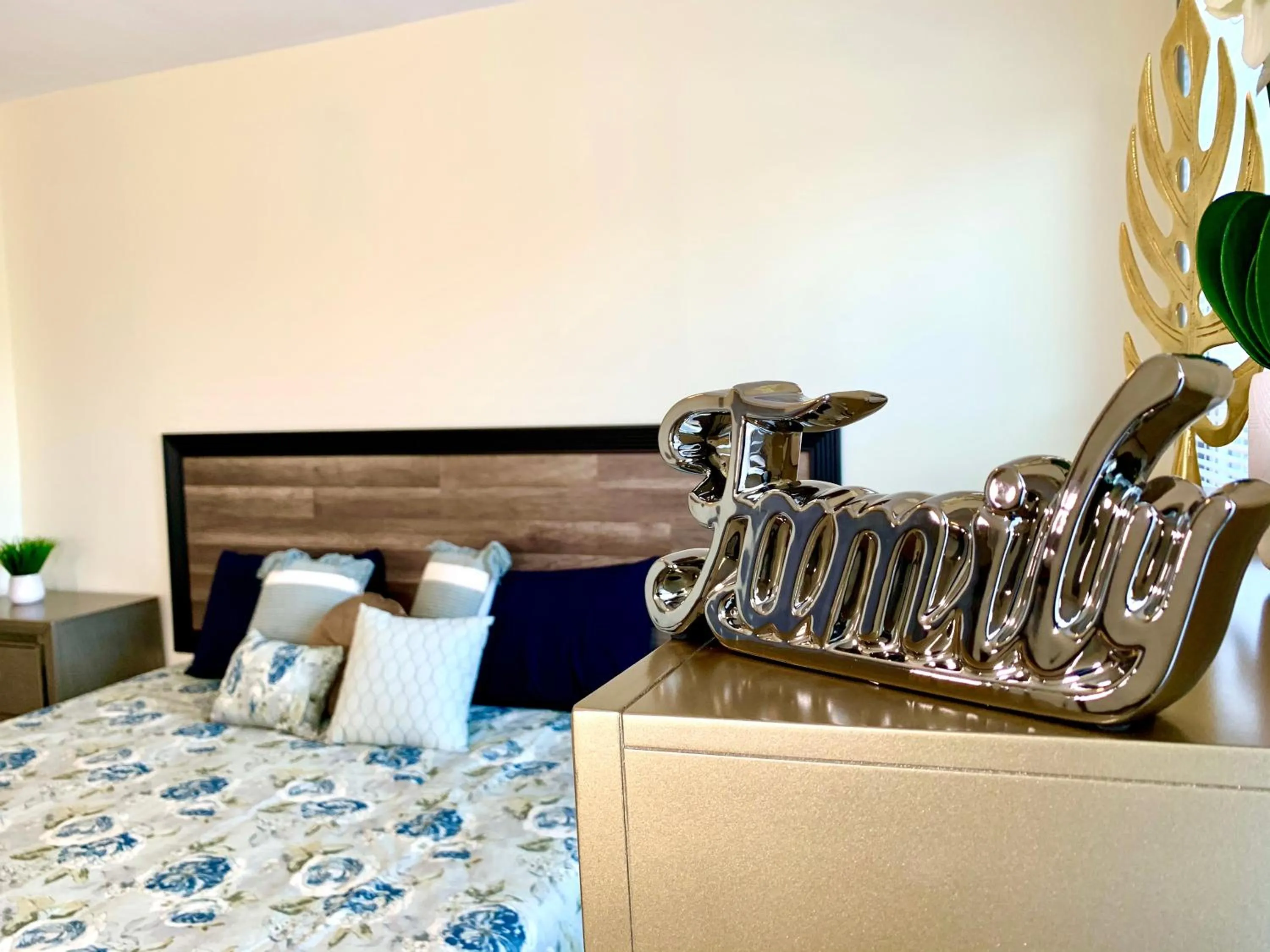 Bedroom, Bed in The Iron Scow - With Private Yard & Free Parking, Minutes From Falls & Casino by Niagara Hospitality