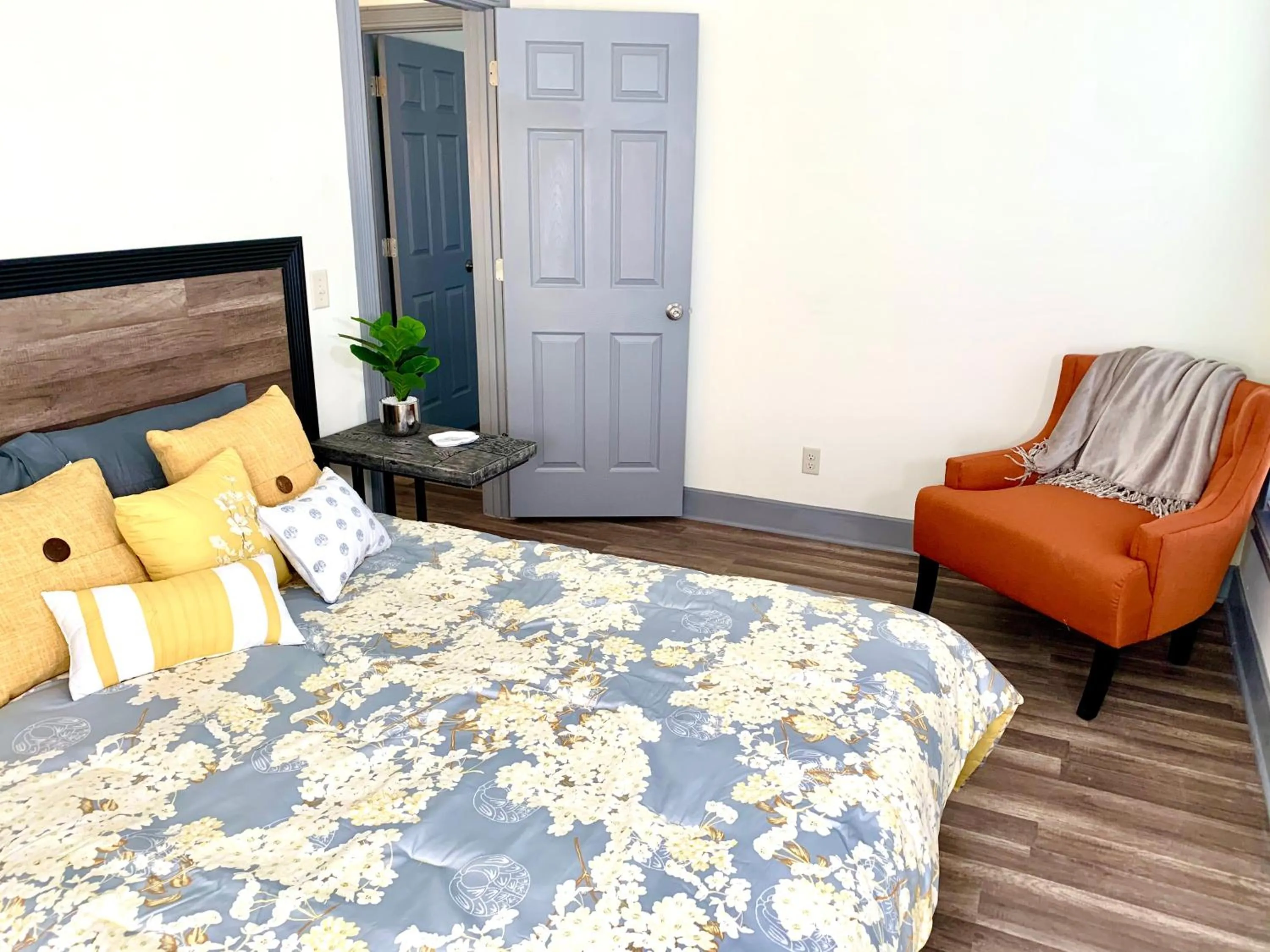 Bedroom, Bed in The Iron Scow - With Private Yard & Free Parking, Minutes From Falls & Casino by Niagara Hospitality