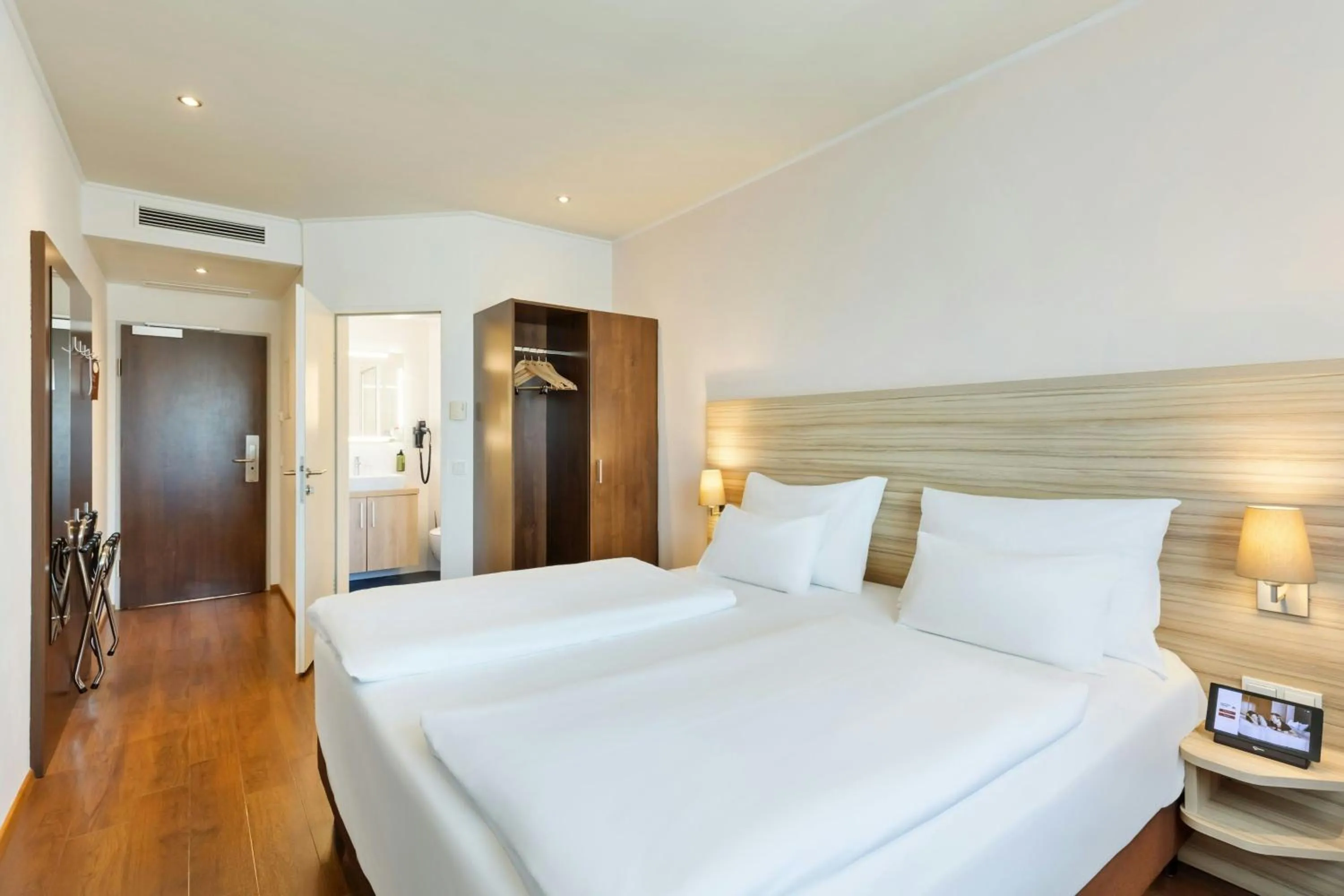 Photo of the whole room, Bed in Four Points Flex by Sheraton Salzburg Messe