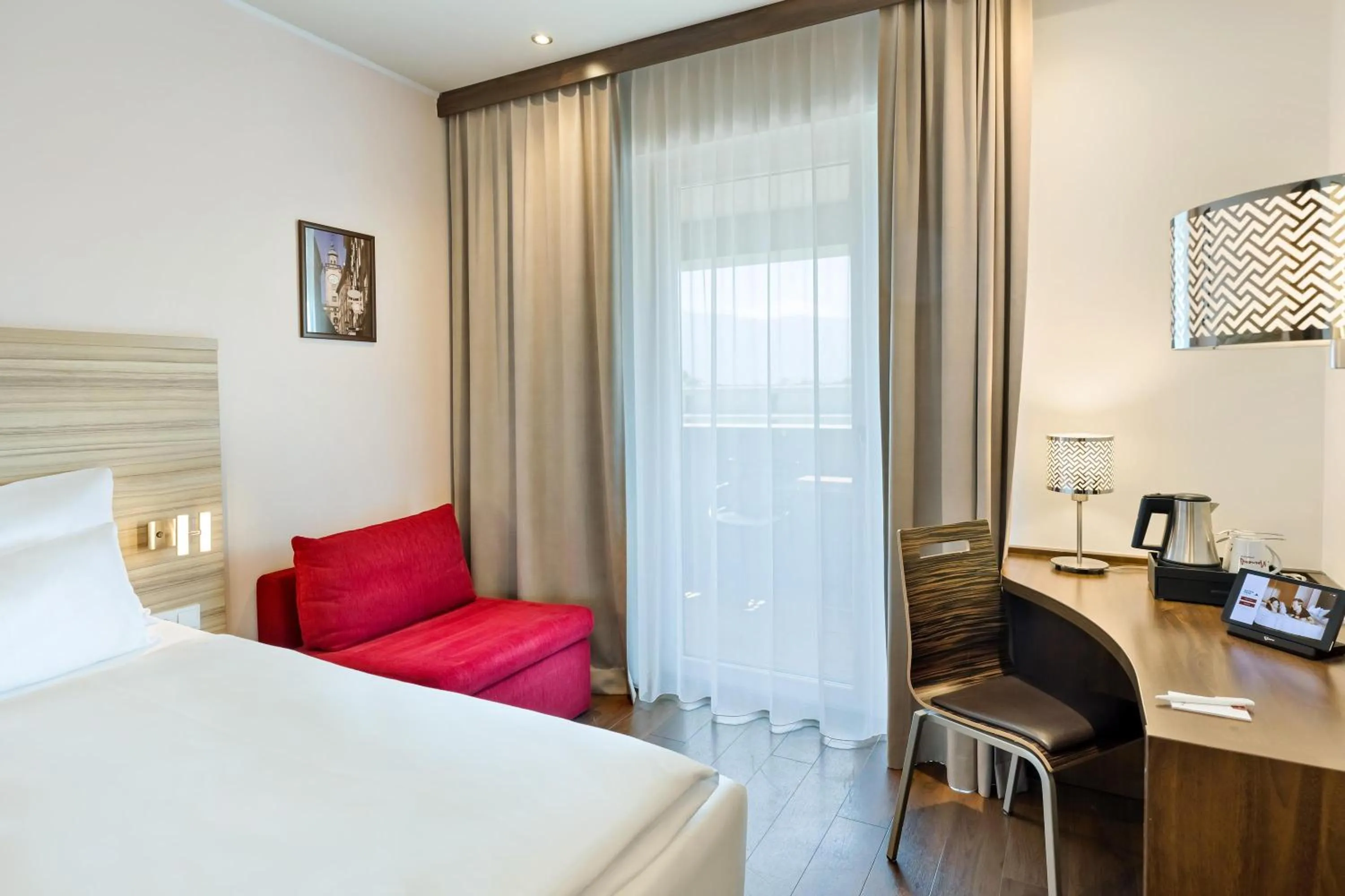 Photo of the whole room, Bed in Austria Trend Hotel Salzburg Messe