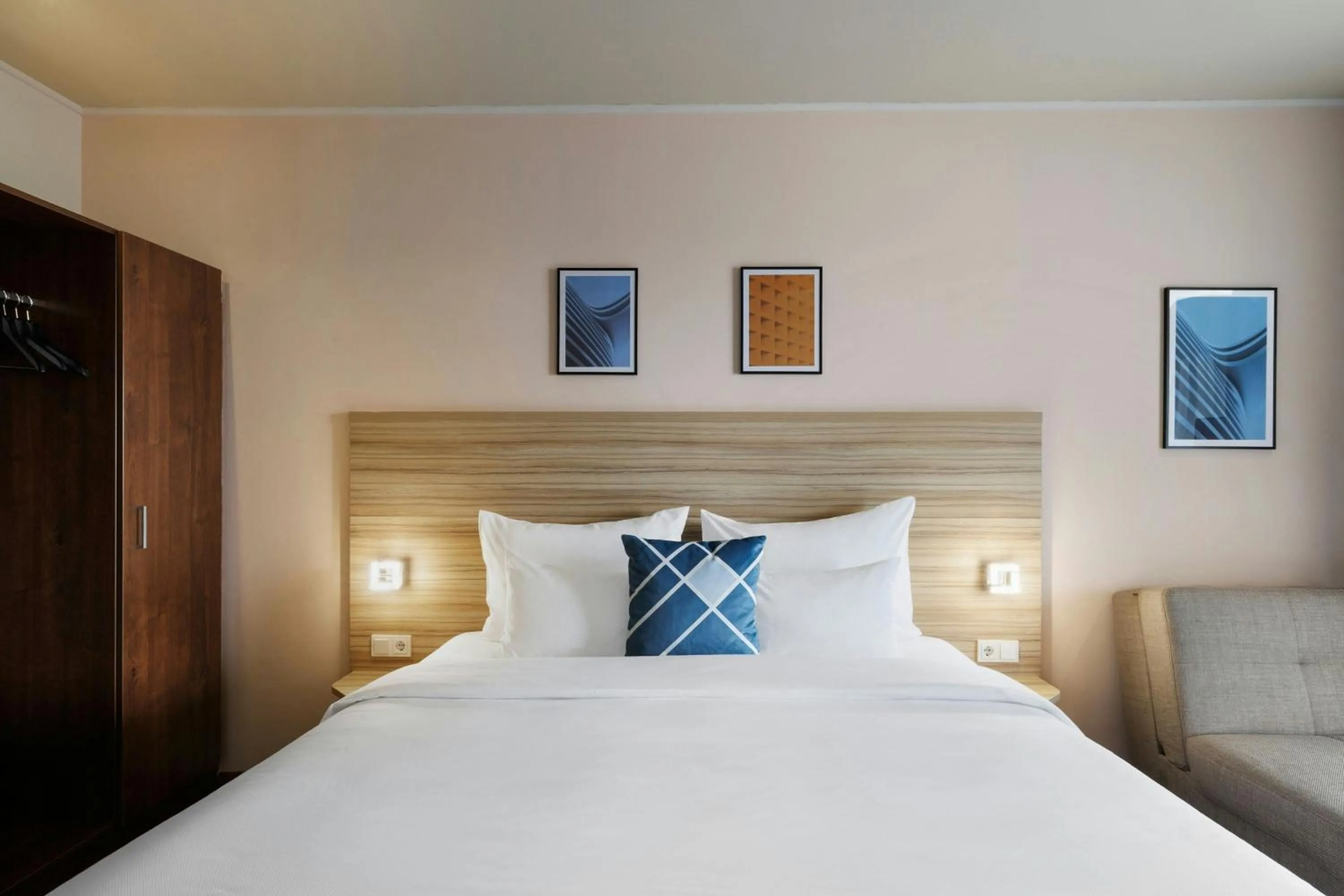 Photo of the whole room, Bed in Four Points Flex by Sheraton Salzburg Messe