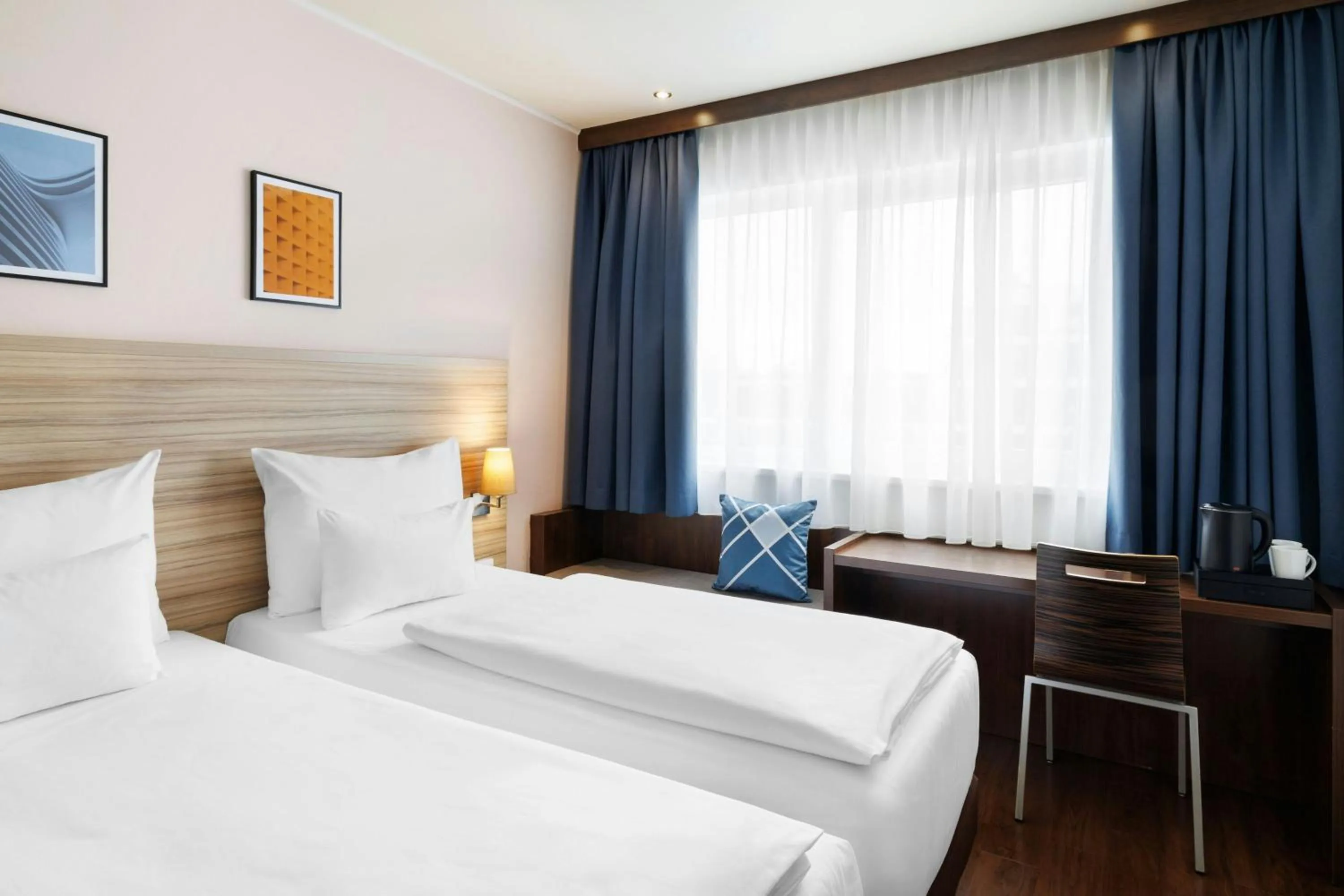 Photo of the whole room, Bed in Four Points Flex by Sheraton Salzburg Messe