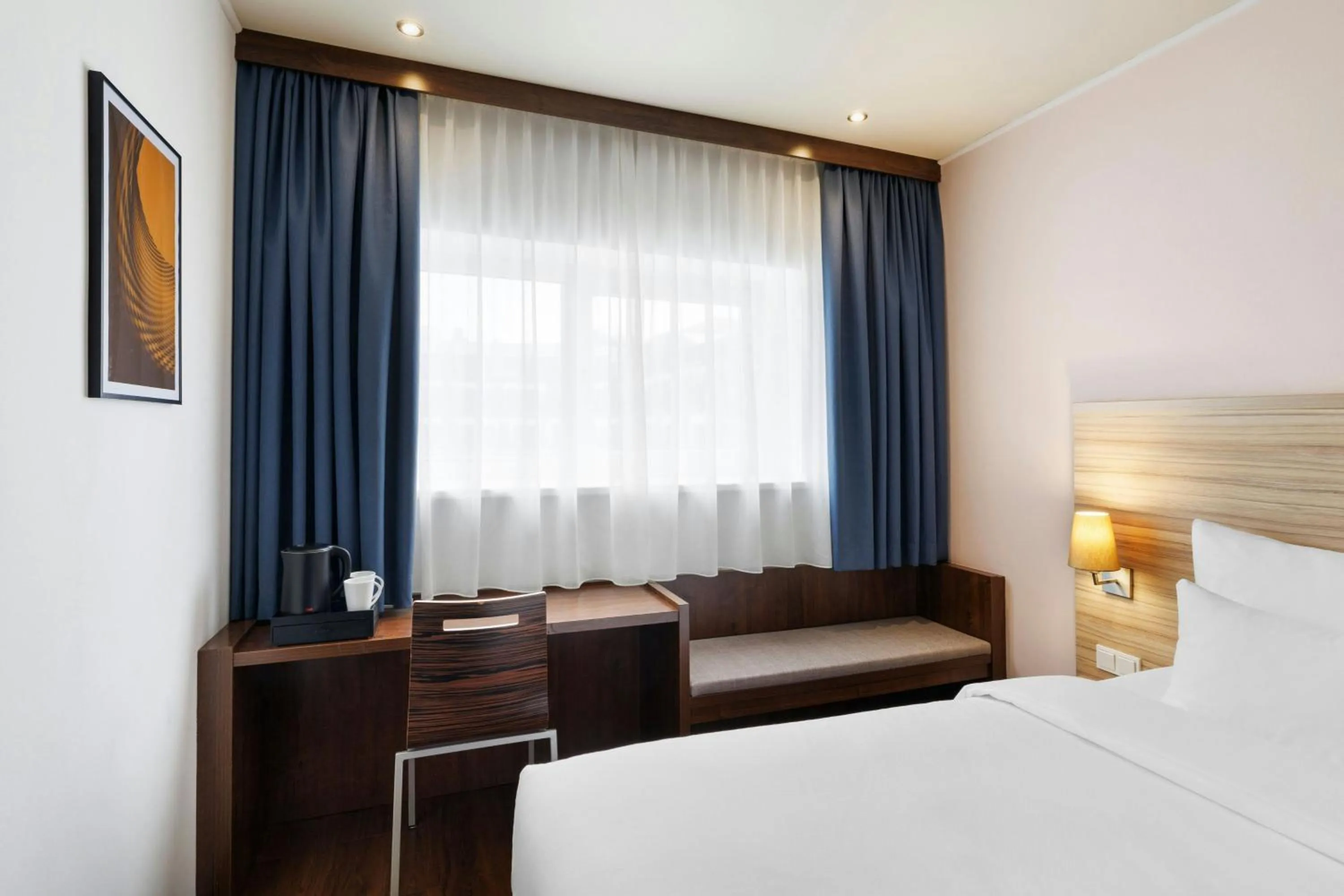 Photo of the whole room, Bed in Four Points Flex by Sheraton Salzburg Messe
