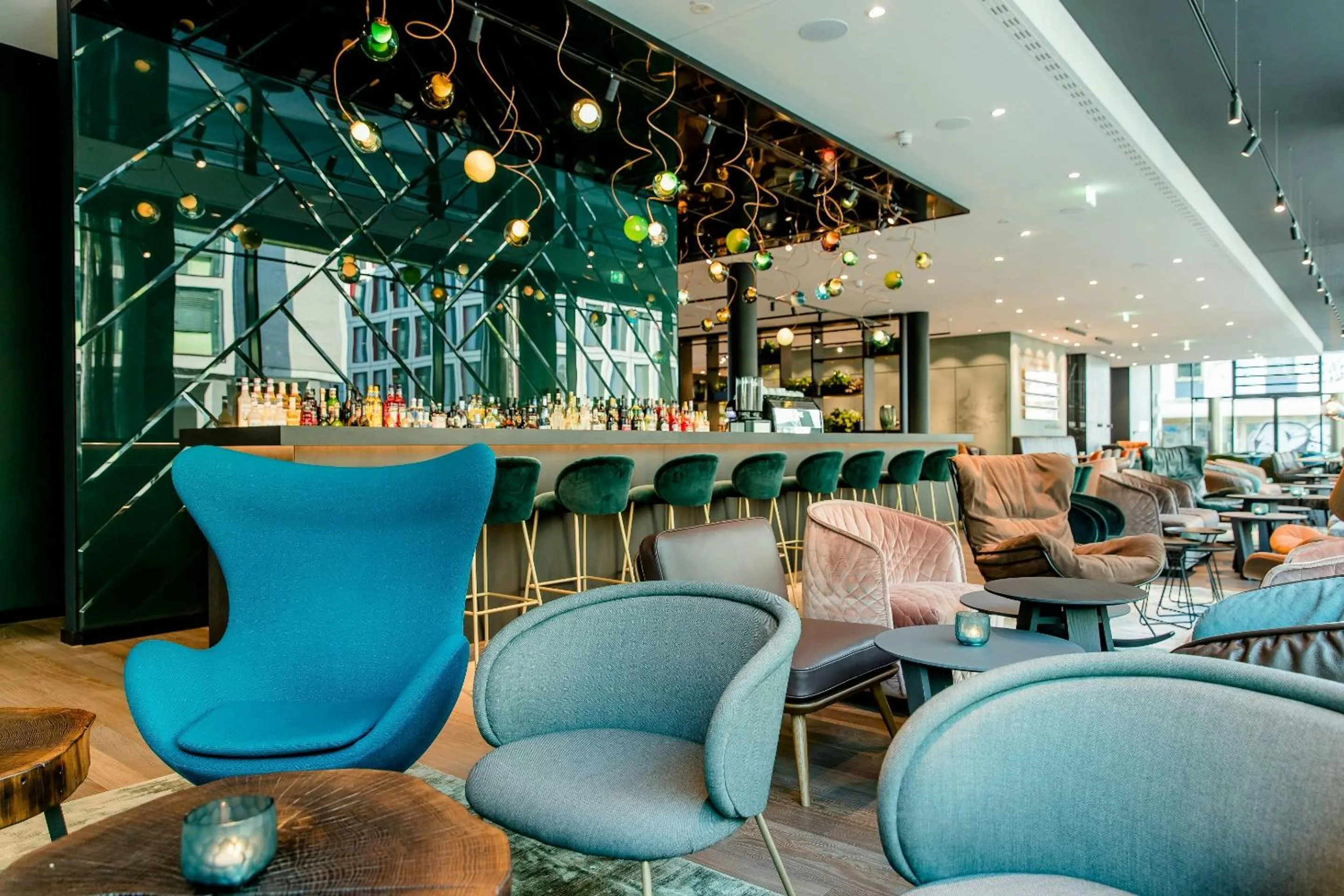Lounge or bar in Motel One Stuttgart-Hauptbahnhof