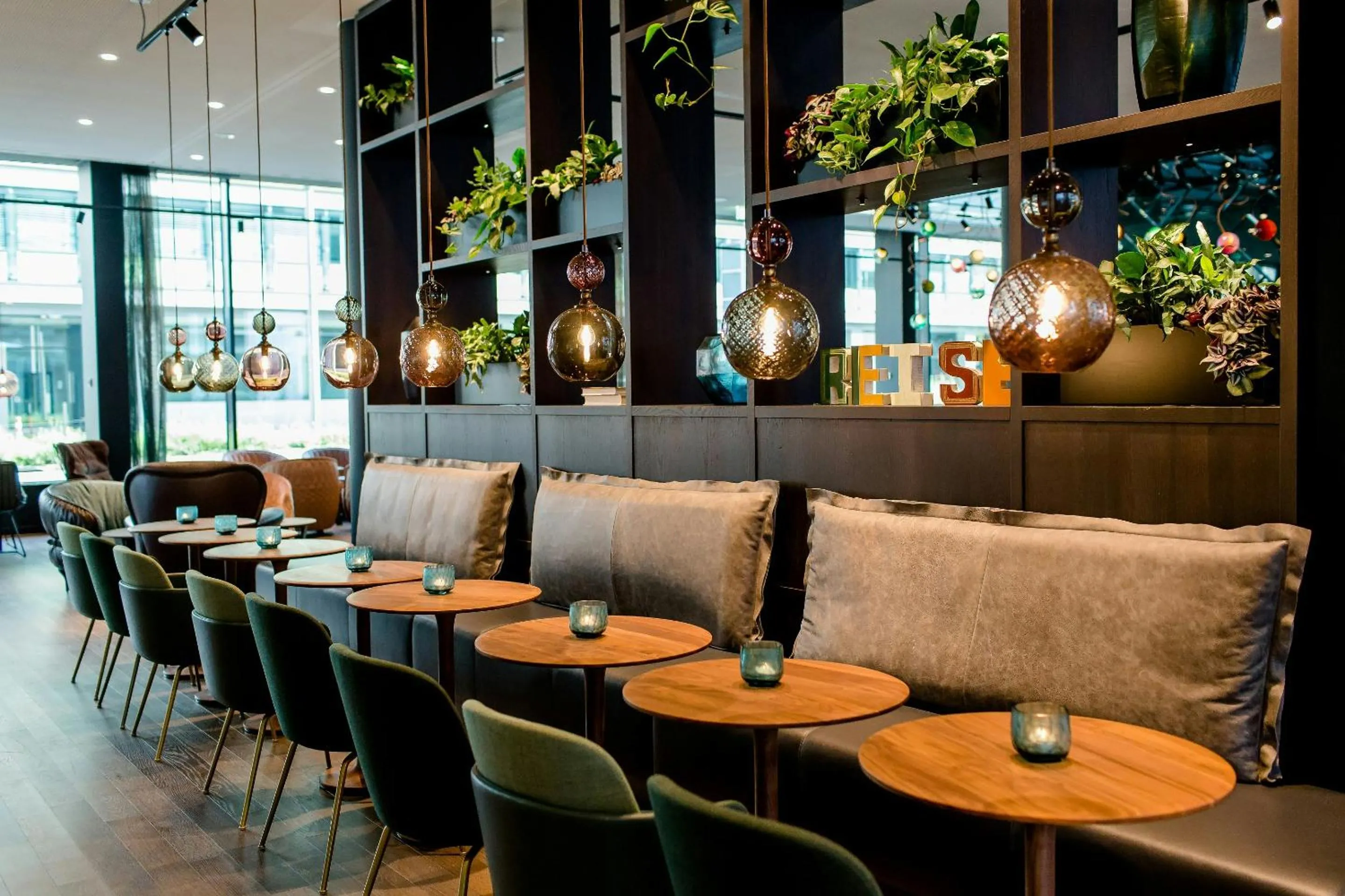 Lounge or bar in Motel One Stuttgart-Hauptbahnhof