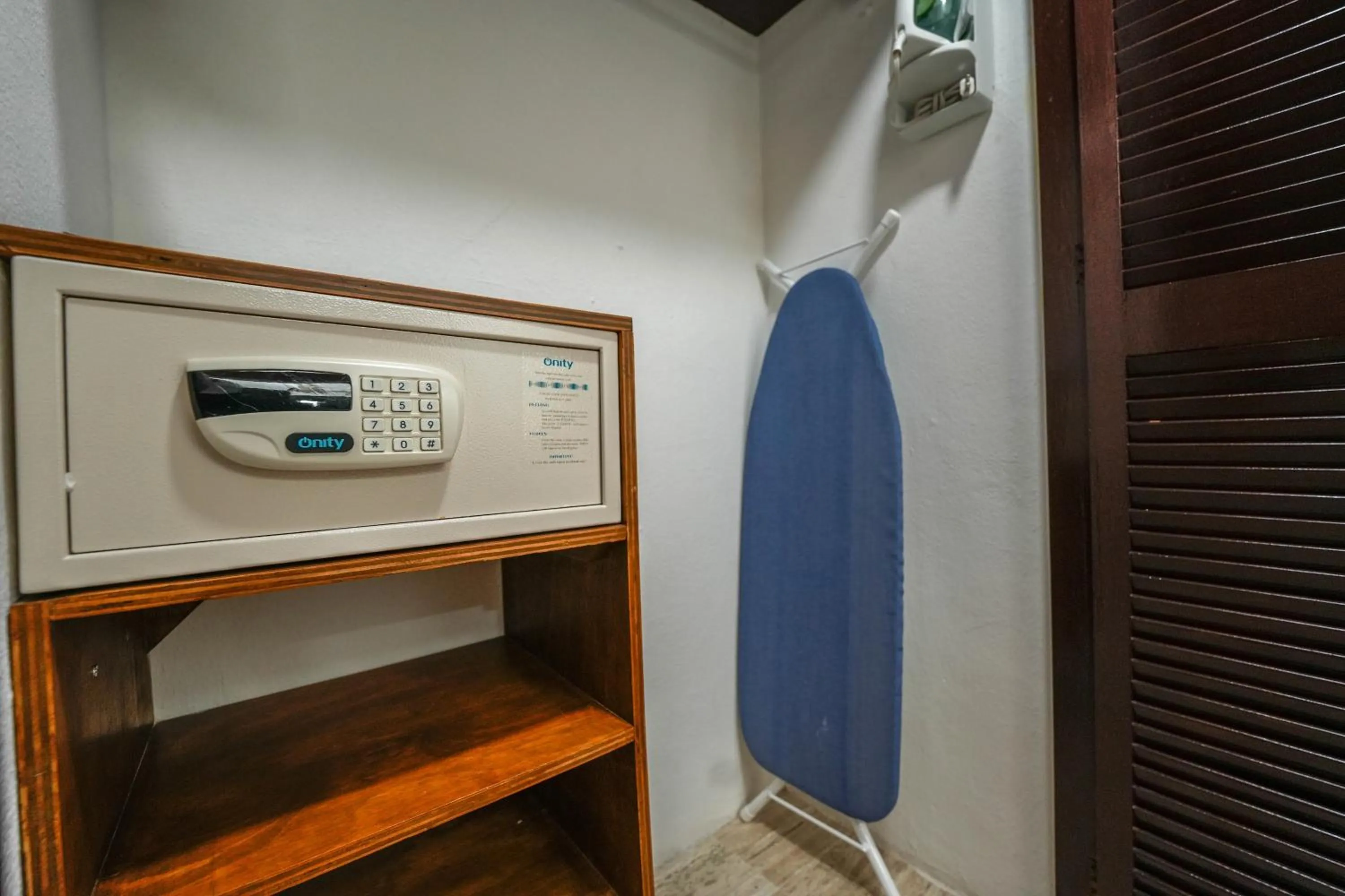 wardrobe in Cozumel Hotel & Resort TM by Wyndham All Inclusive