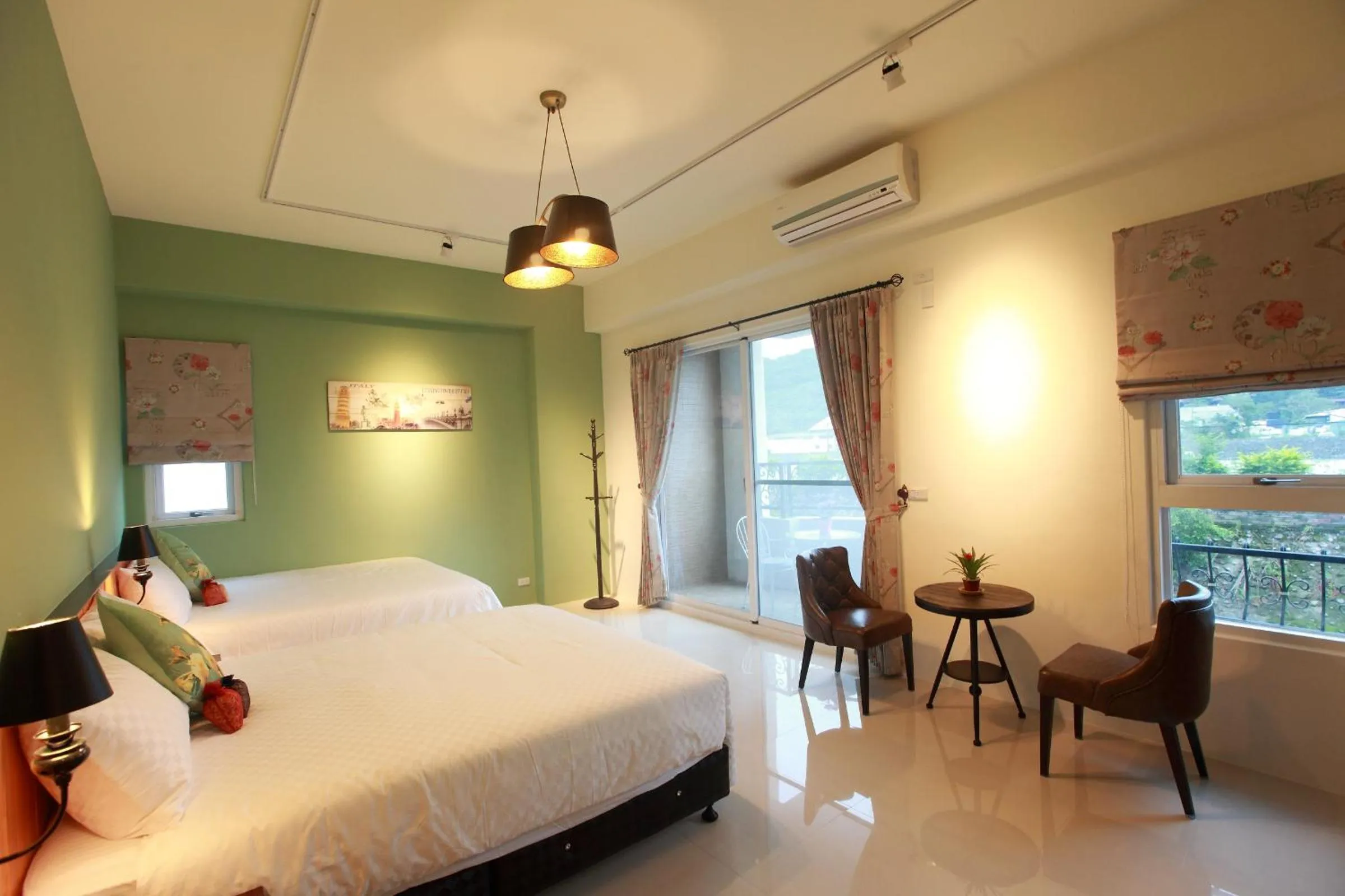 Bed in 坡岸長堤民宿 Leveeside House I 花蓮車站民宿 I 民宿證號1747 & 1748