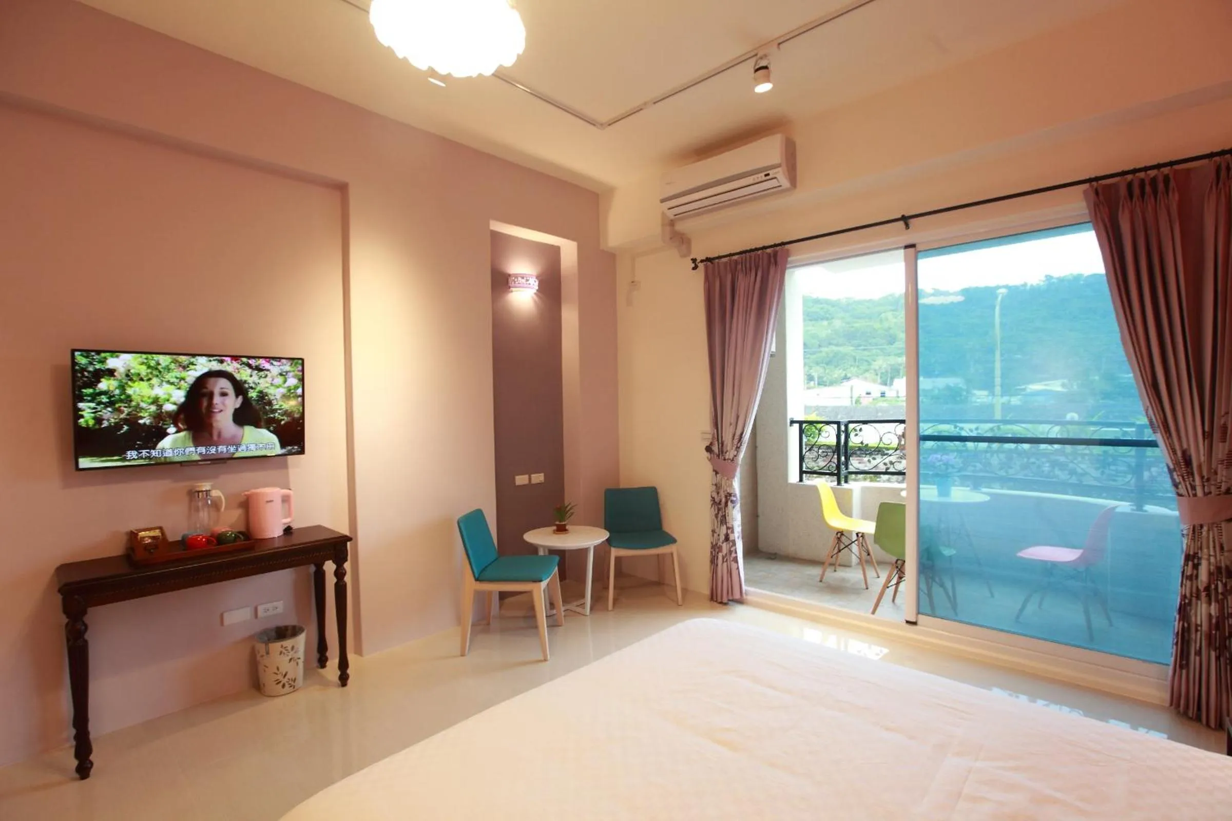 Bed in 坡岸長堤民宿 Leveeside House I 花蓮車站民宿 I 民宿證號1747 & 1748