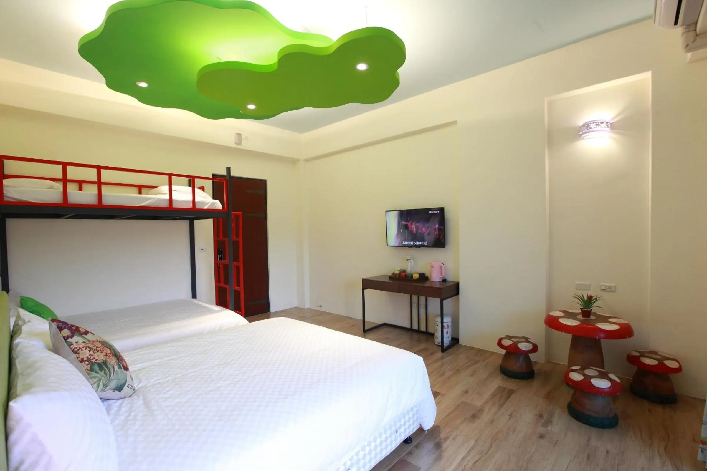 Bed in 坡岸長堤民宿 Leveeside House I 花蓮車站民宿 I 民宿證號1747 & 1748