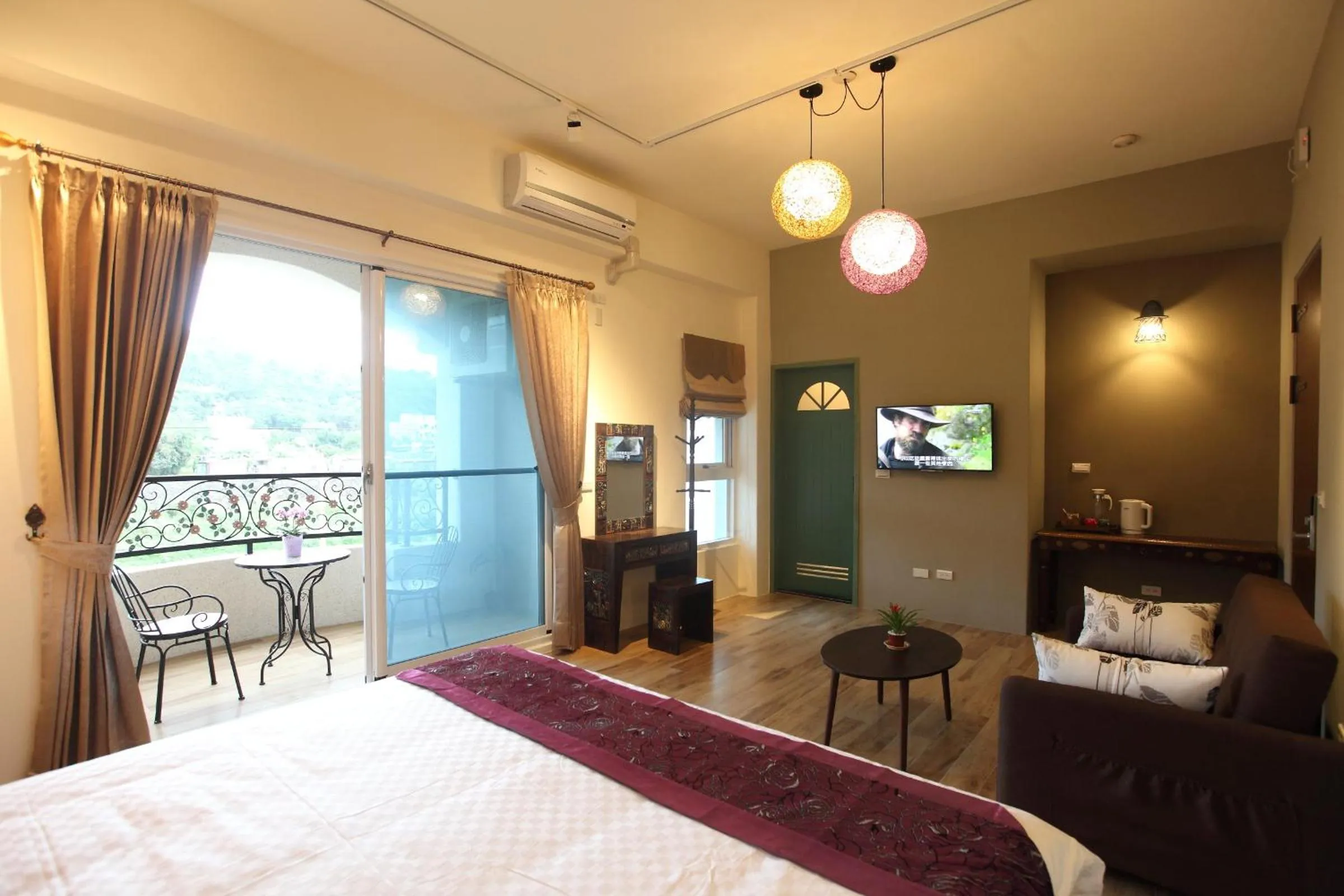 Bed in 坡岸長堤民宿 Leveeside House I 花蓮車站民宿 I 民宿證號1747 & 1748