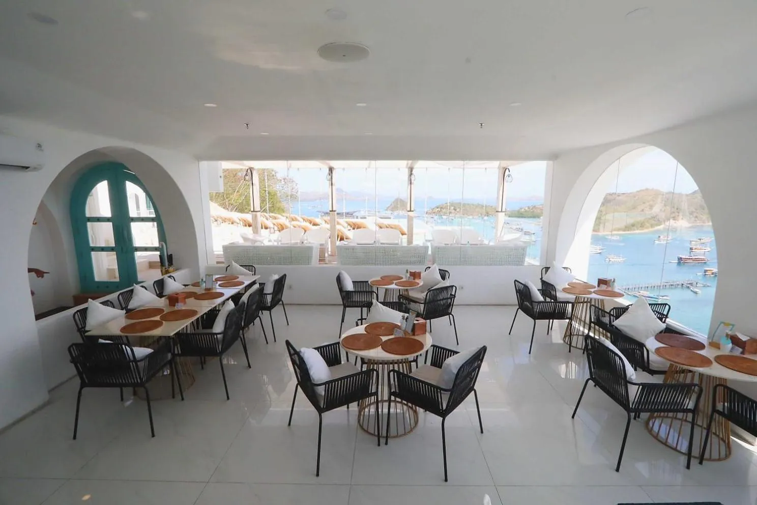 Restaurant/places to eat in Loccal Collection Hotel Komodo