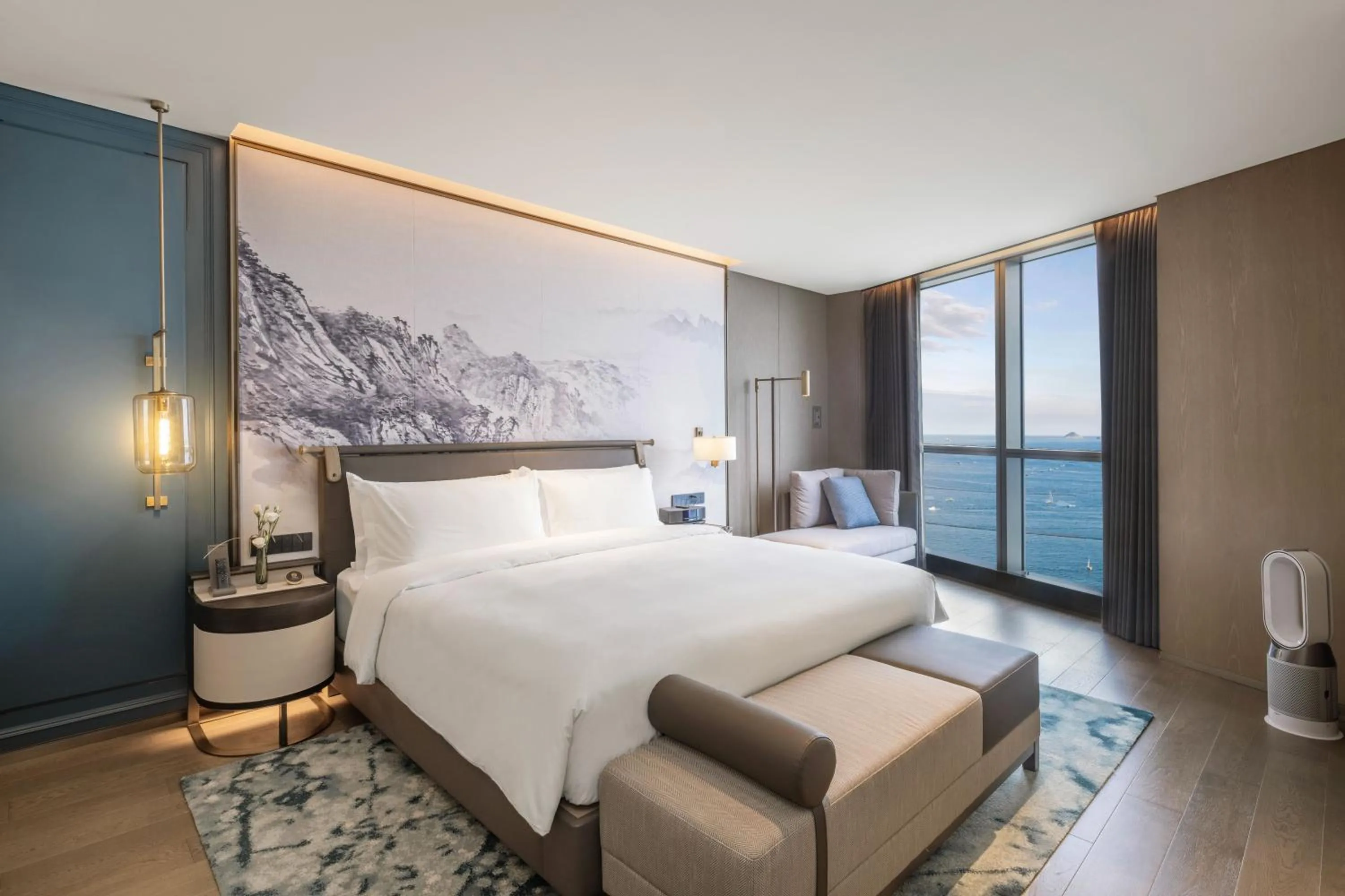 Bedroom, Bed in Qingdao Haitian Hotel