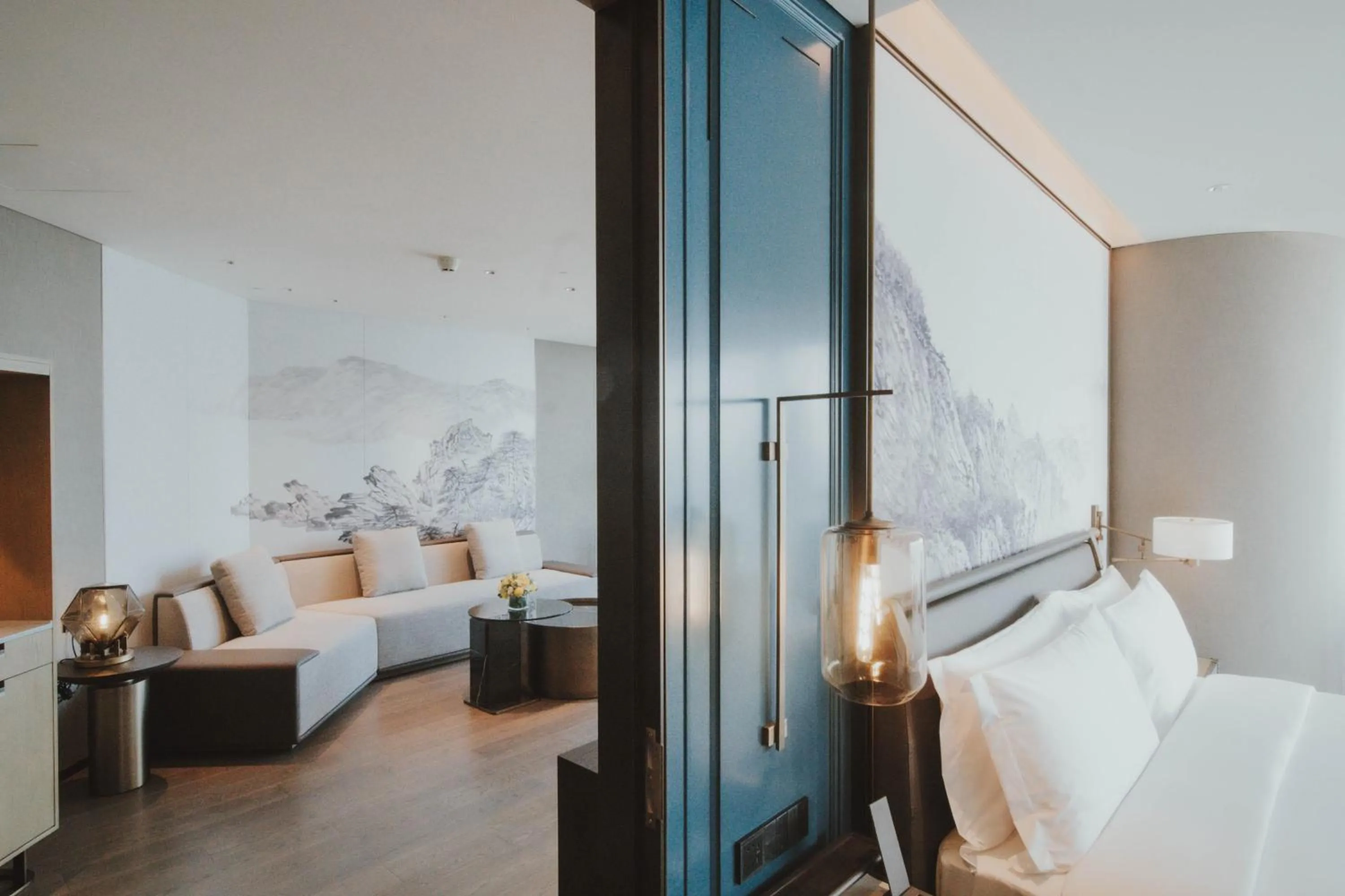 Living room, Bed in Qingdao Haitian Hotel