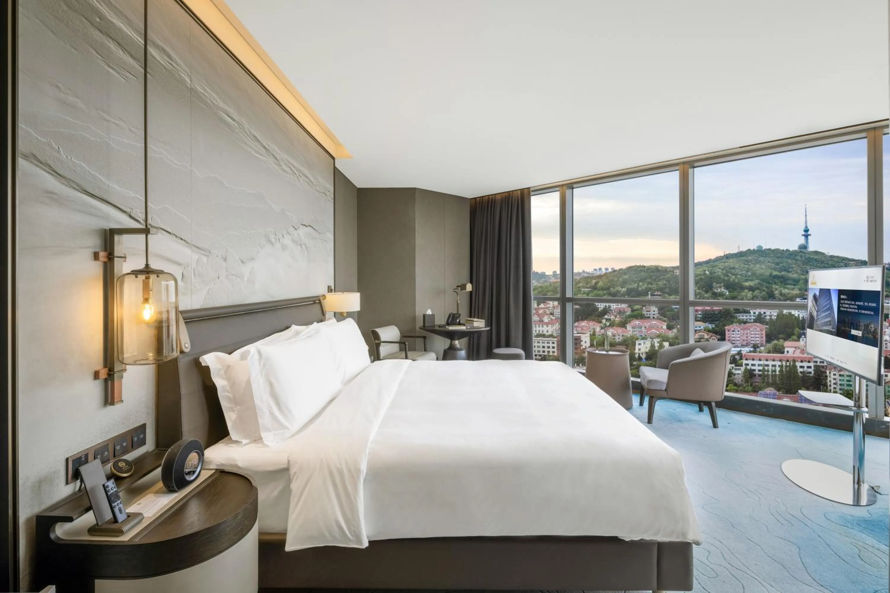 Bedroom, Bed in Qingdao Haitian Hotel