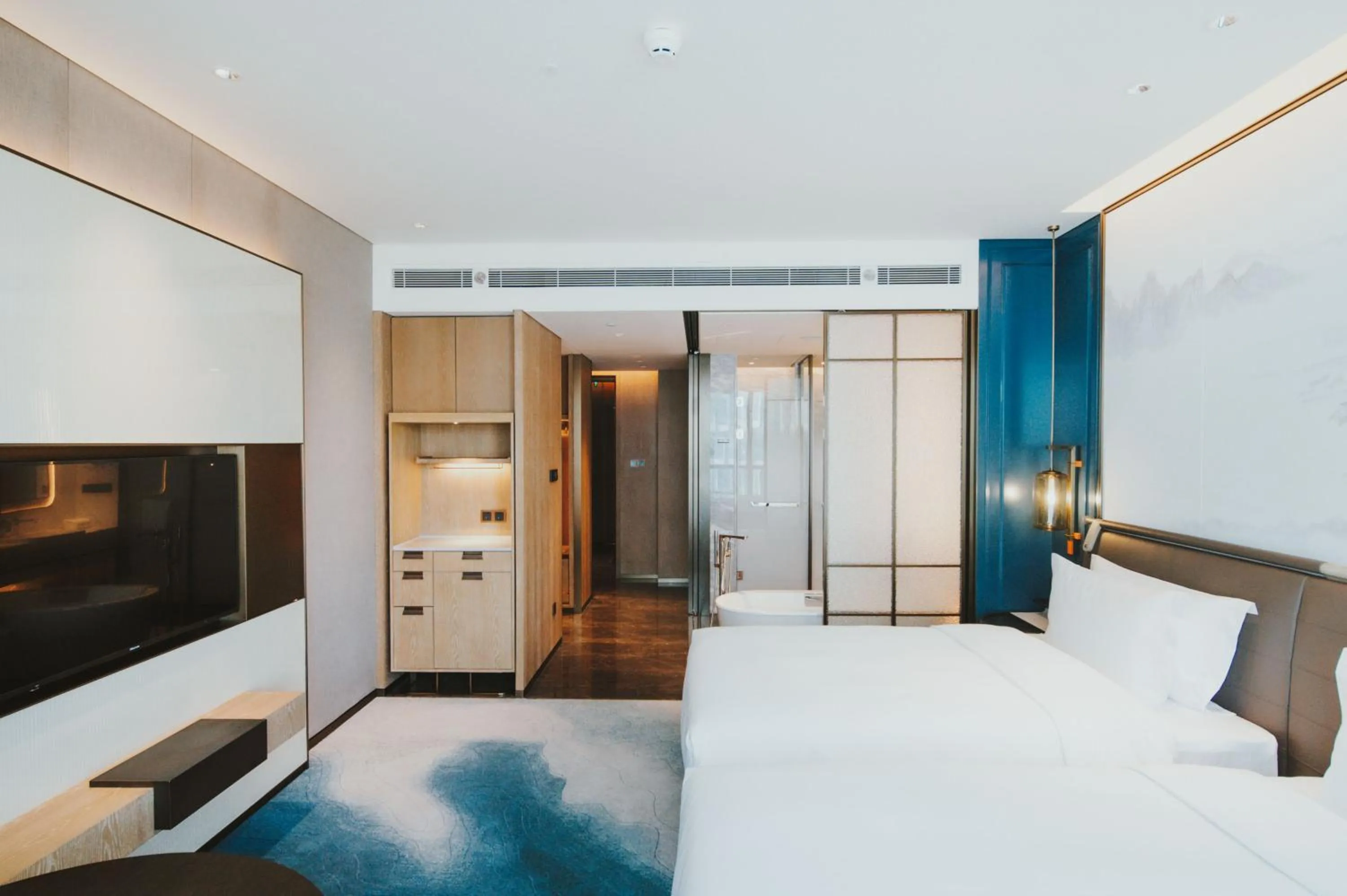 Photo of the whole room, Bed in Qingdao Haitian Hotel