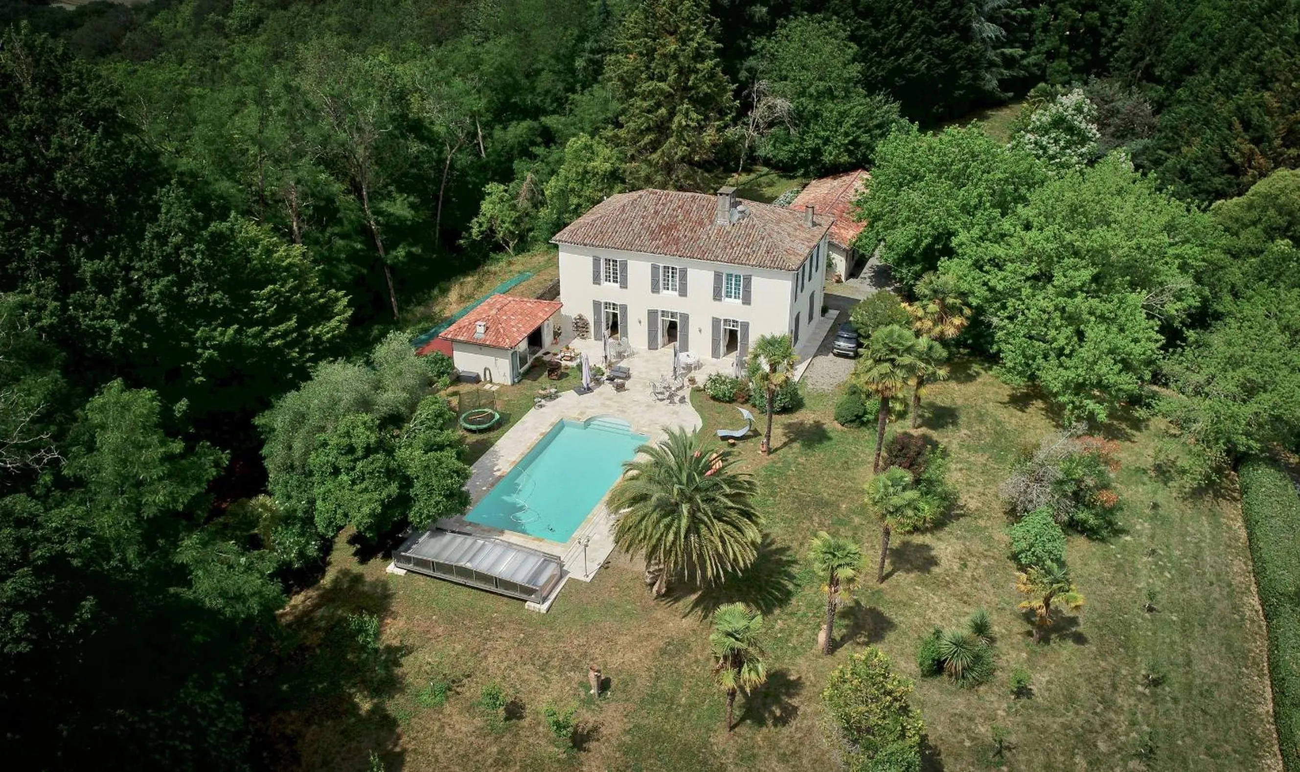 Property building in Maison Matachot