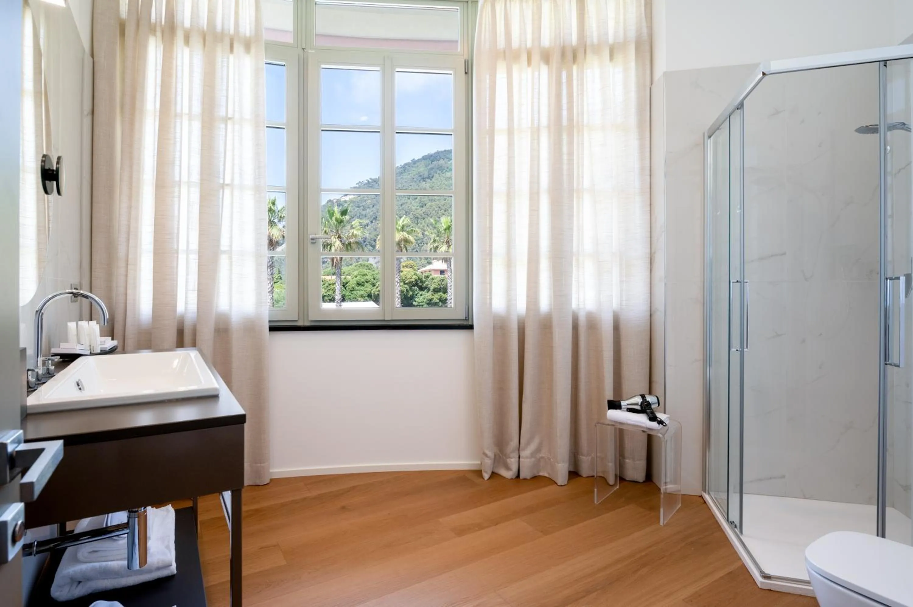 Shower in Grand Hotel Torre Fara