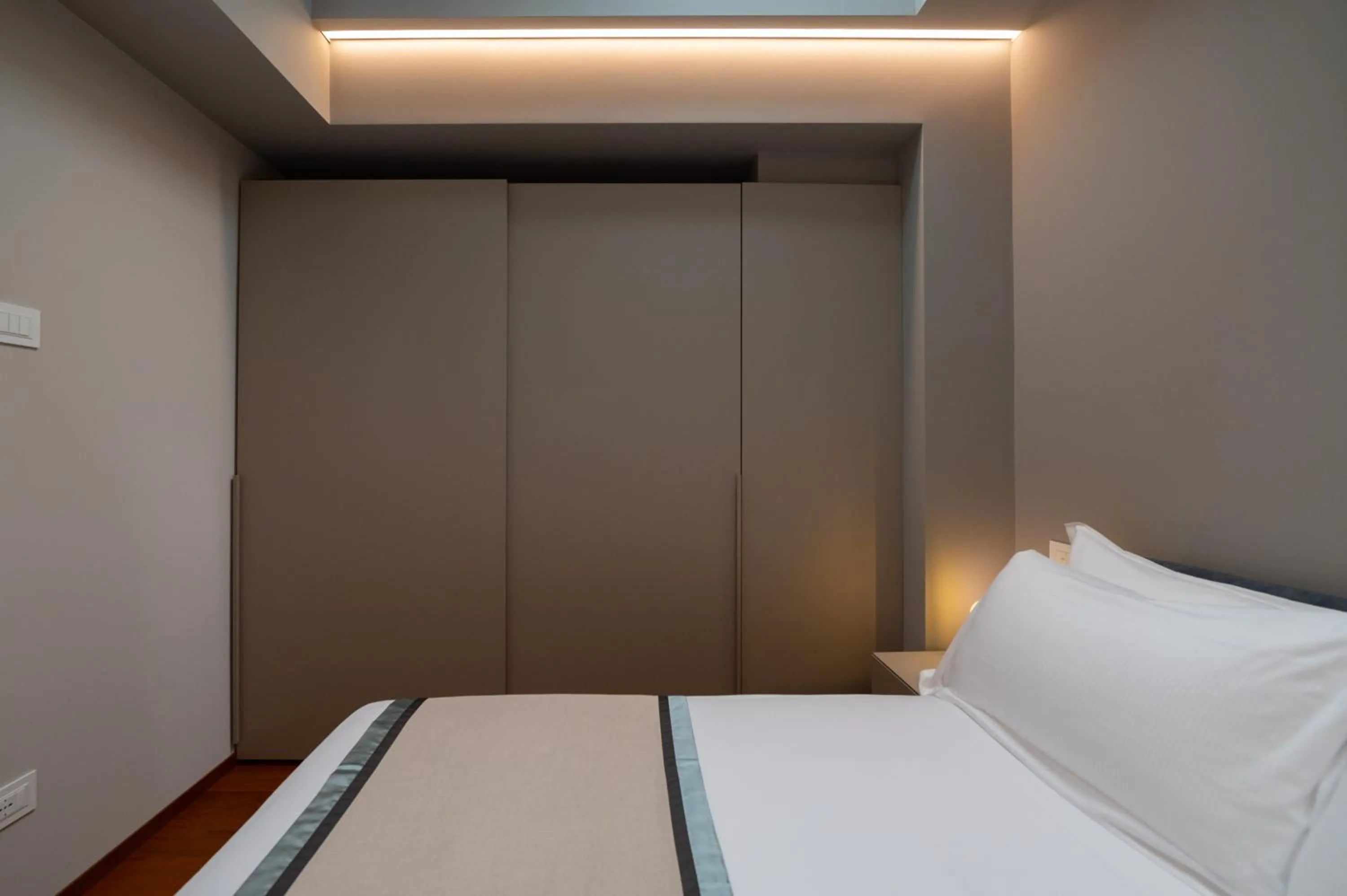 wardrobe, Bed in Grand Hotel Torre Fara