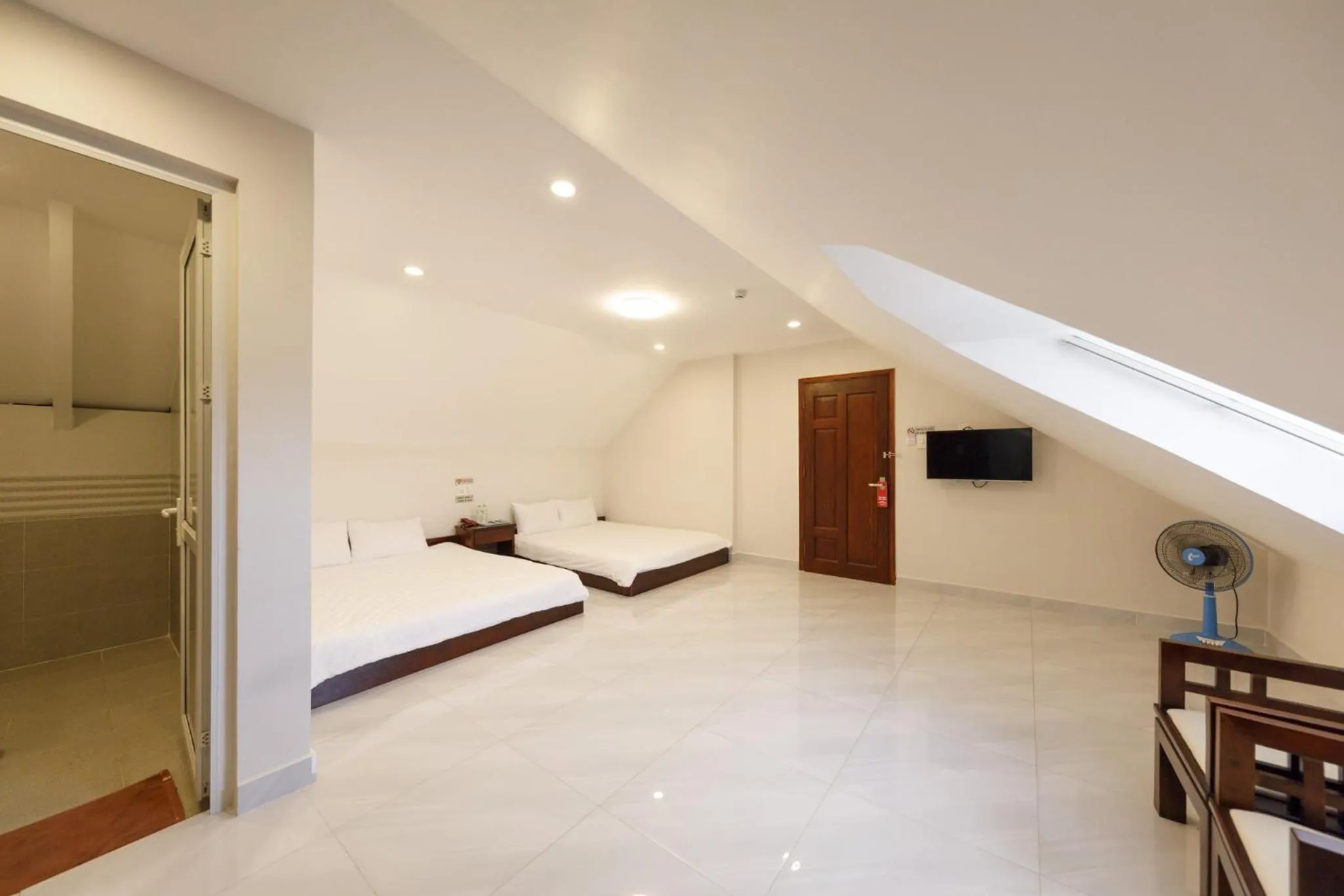 Bathroom, Bed in Bonjour Da Lat Hotel