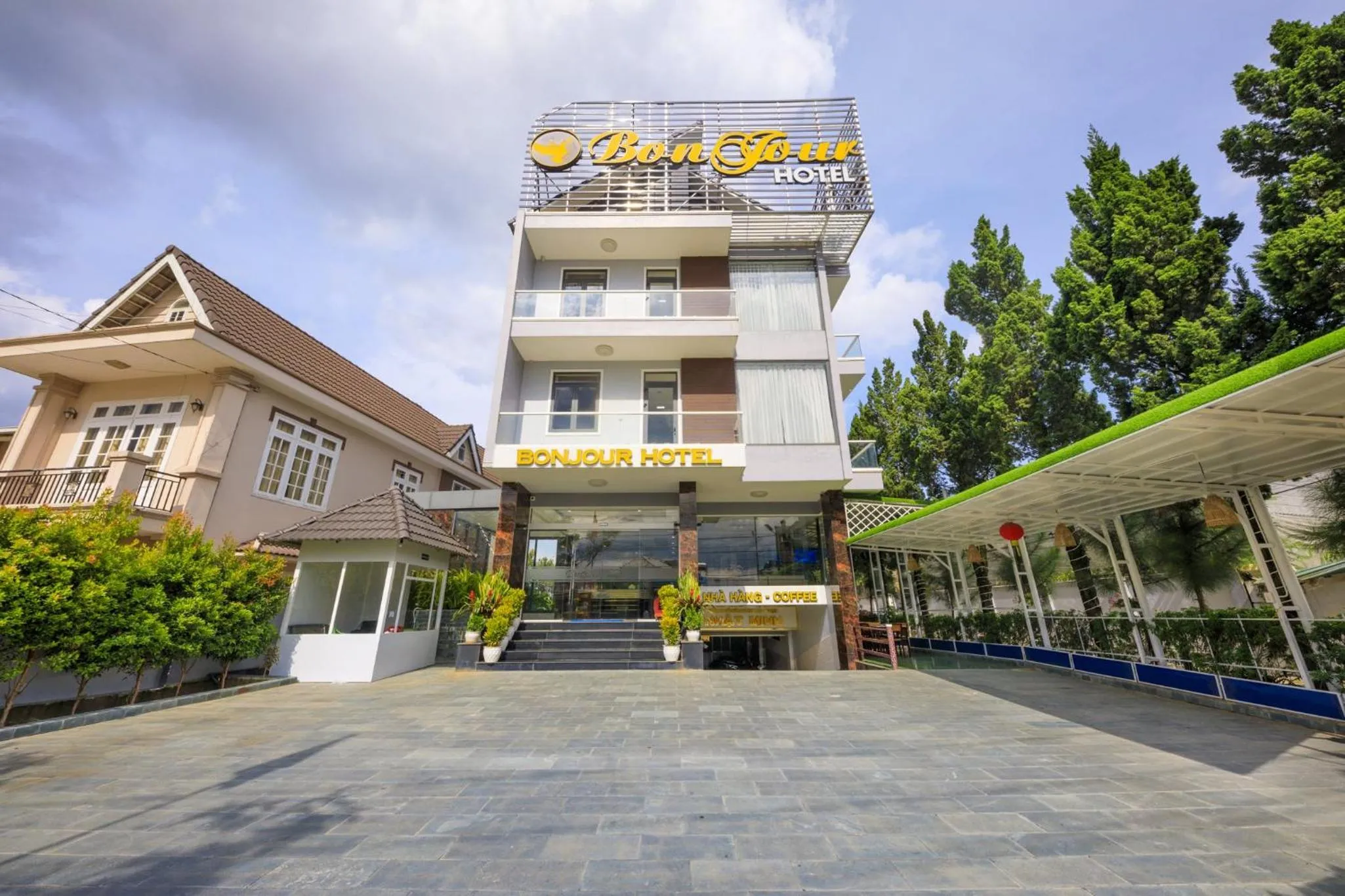 Property building in Bonjour Da Lat Hotel