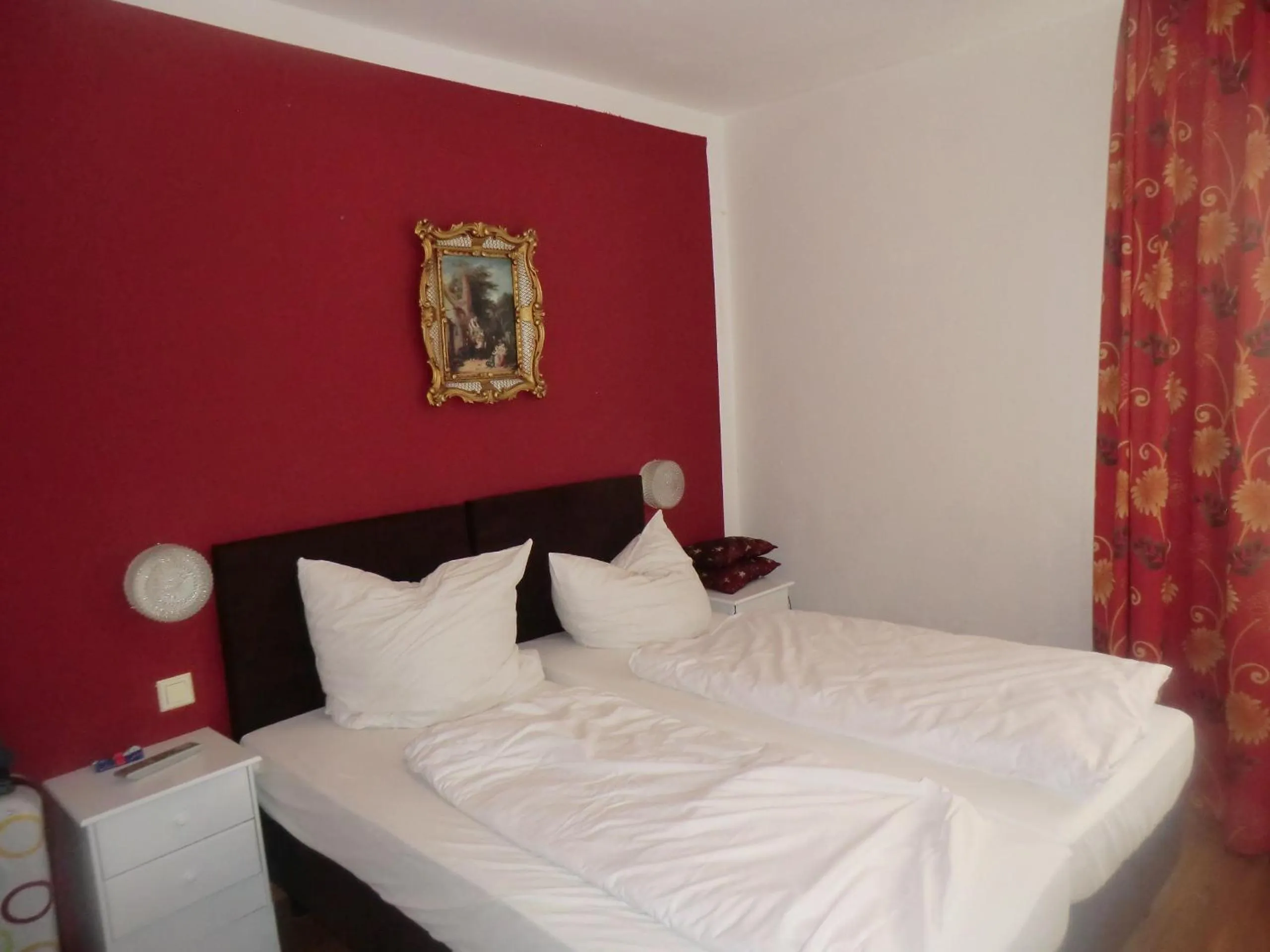 Bedroom, Bed in Hotel Pension Haydn