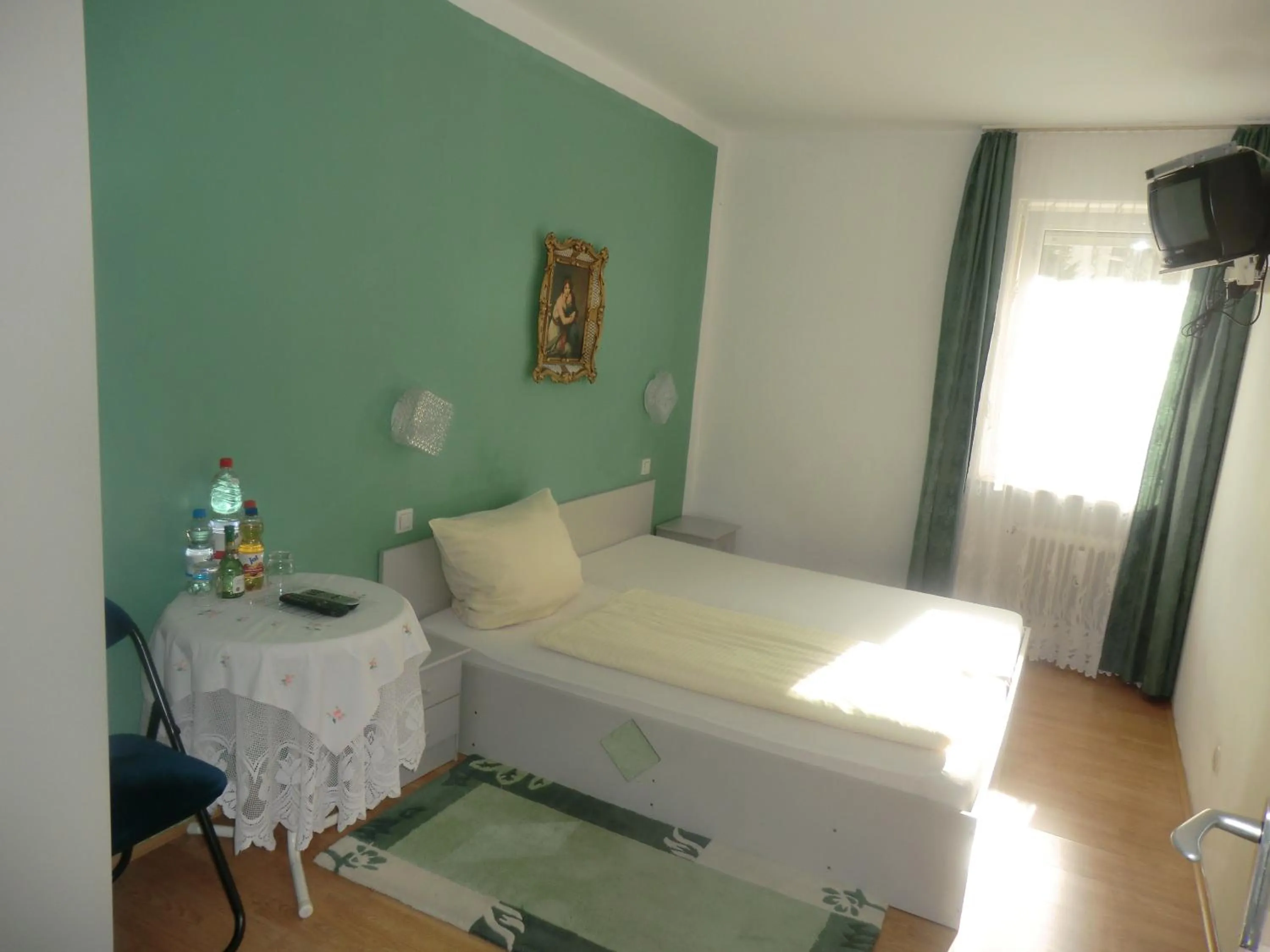 Photo of the whole room, Bed in Hotel Pension Haydn