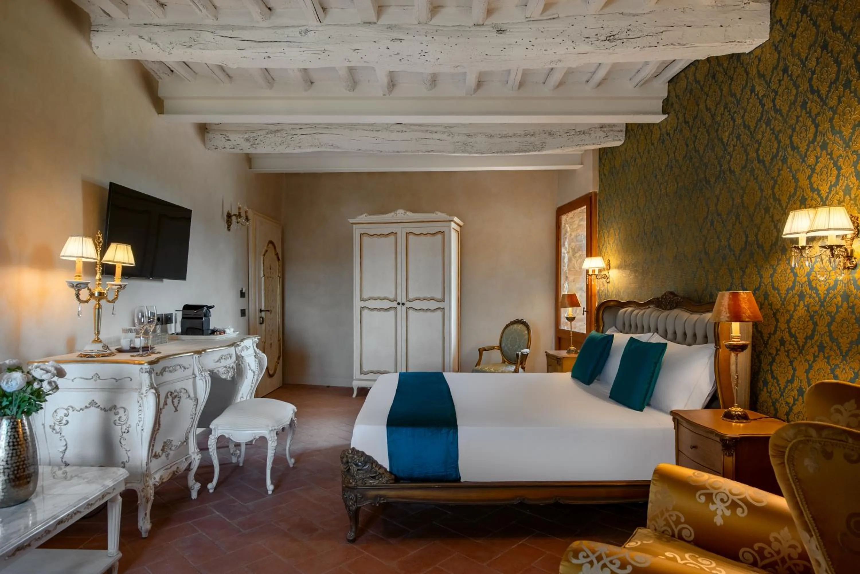 Photo of the whole room, Bed in Il Miraggio in Val d'Orcia Relais & Spa