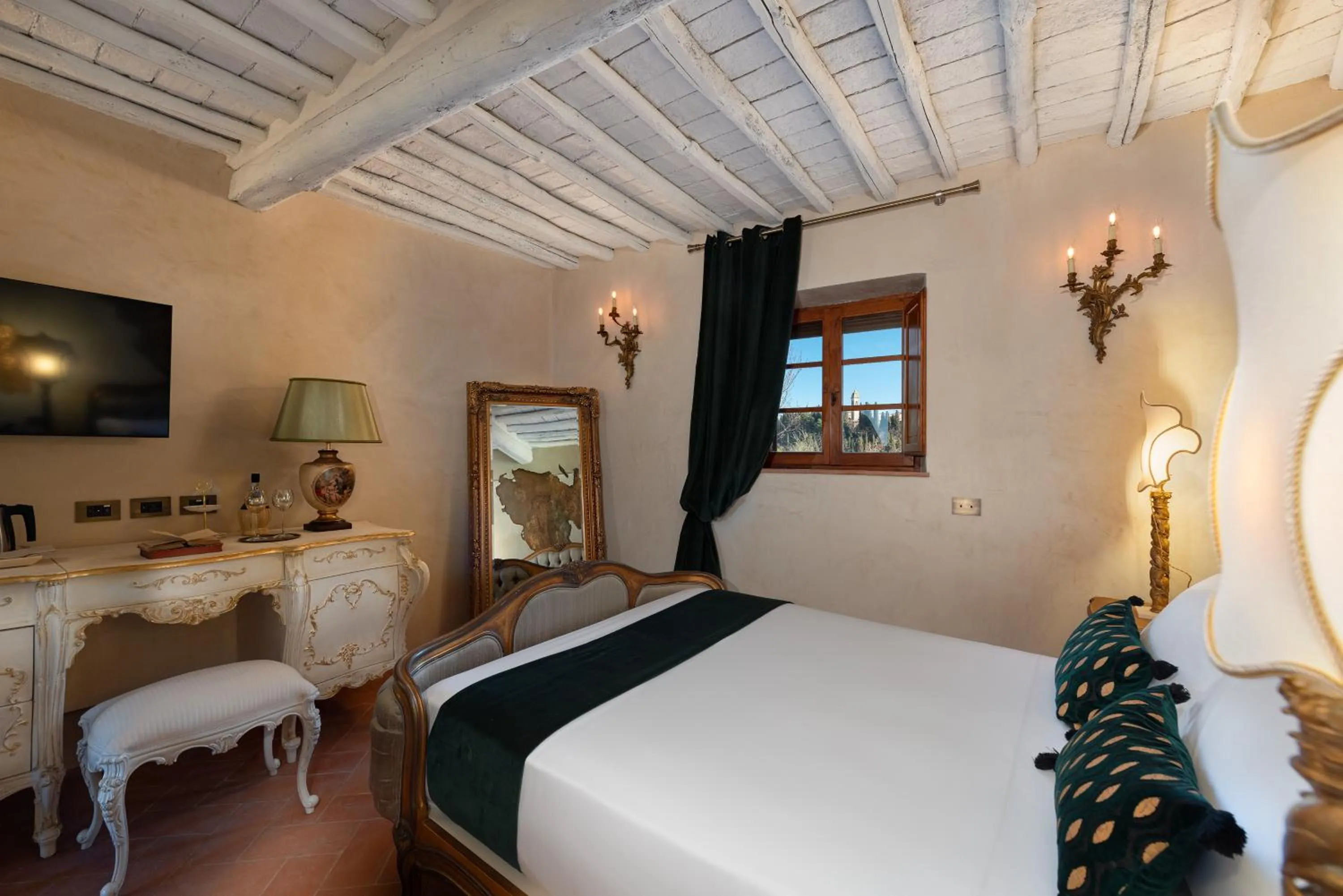 Photo of the whole room, Bed in Il Miraggio in Val d'Orcia Relais & Spa