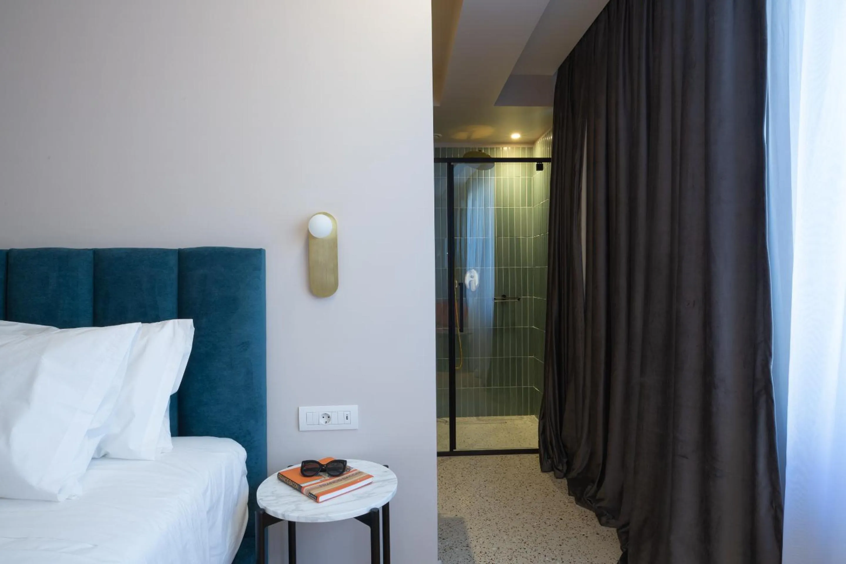 Shower, Bed in L'Avventura Athens