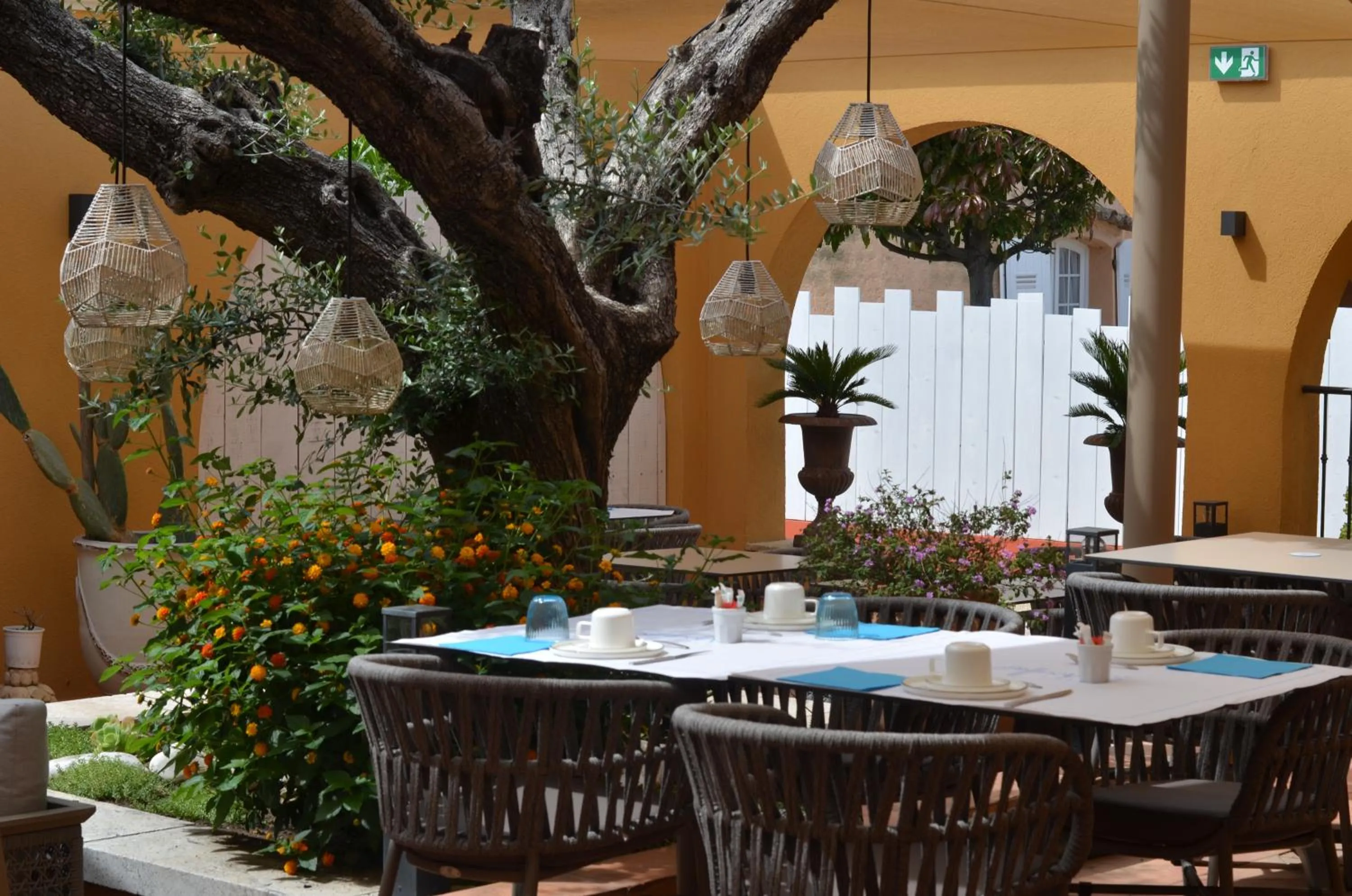 Restaurant/places to eat in Le Mouillage