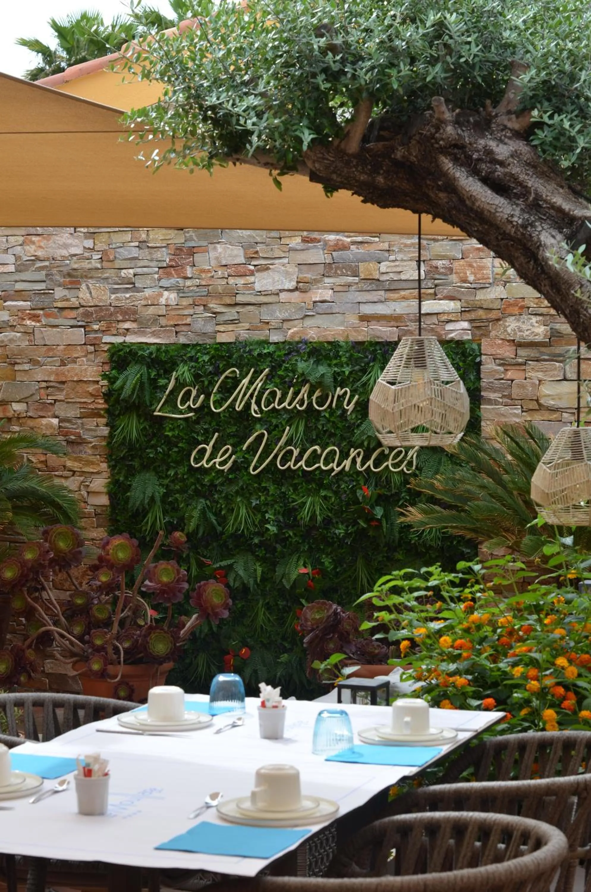 Restaurant/places to eat in Le Mouillage