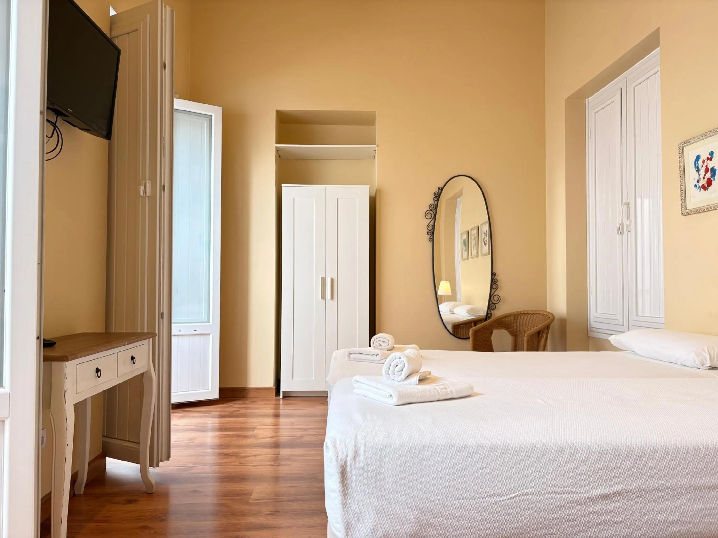 wardrobe, Bed in Life Apartments San Vicente