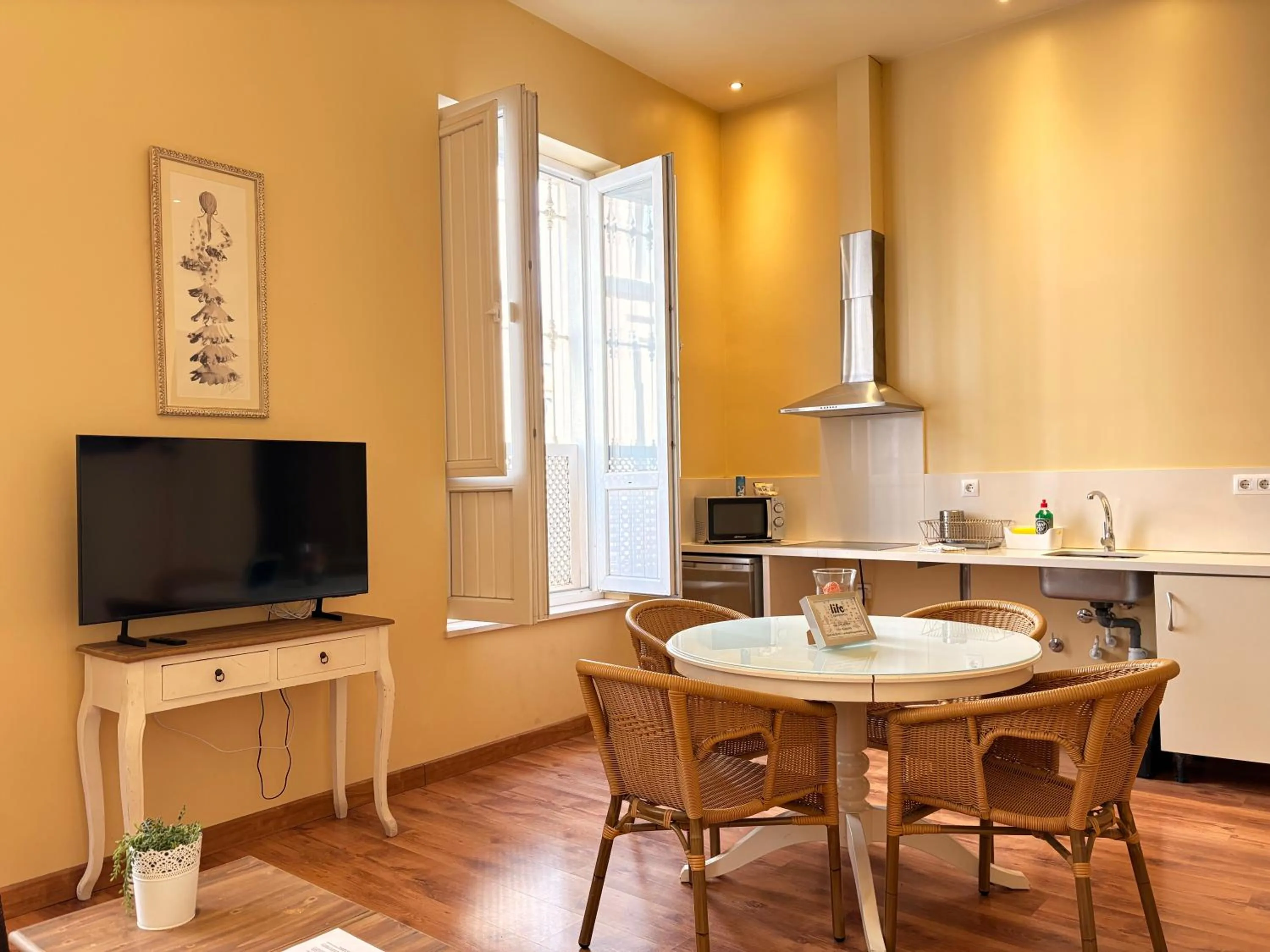 Dining area in Life Apartments San Vicente