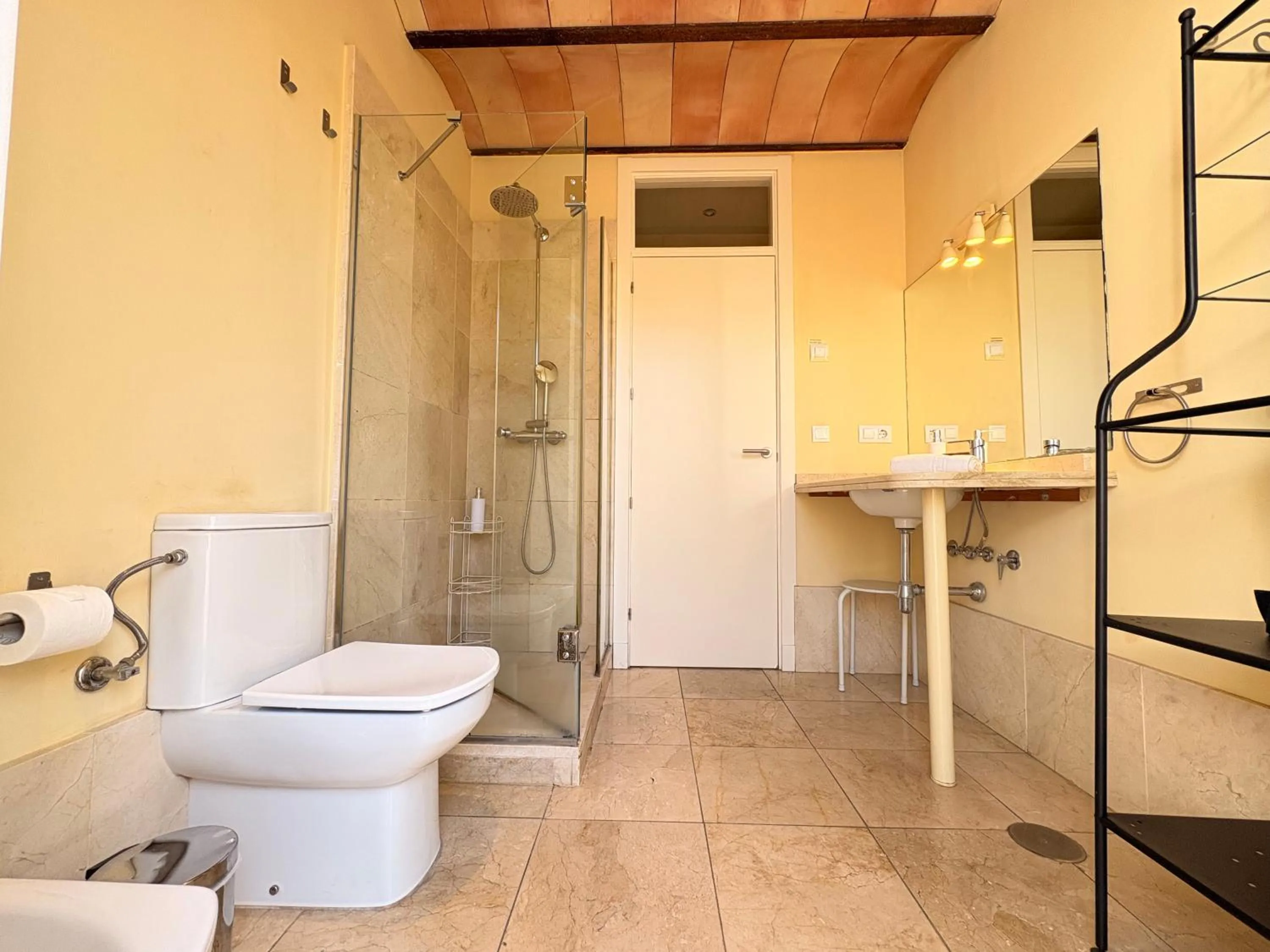 Shower in Life Apartments San Vicente