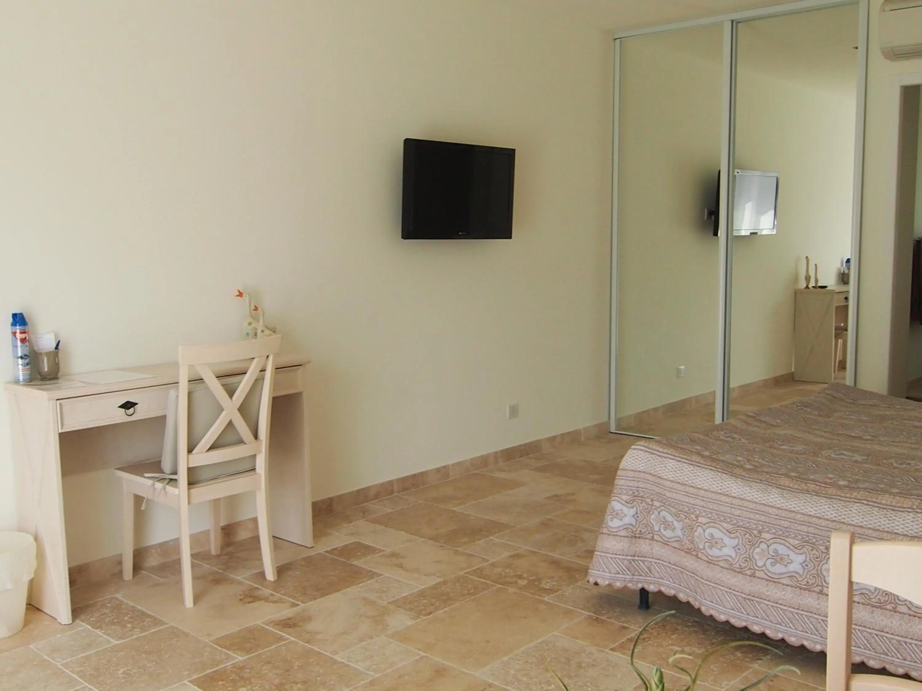 Garden view, Bed in Domaine Le Mas Sans Soucis