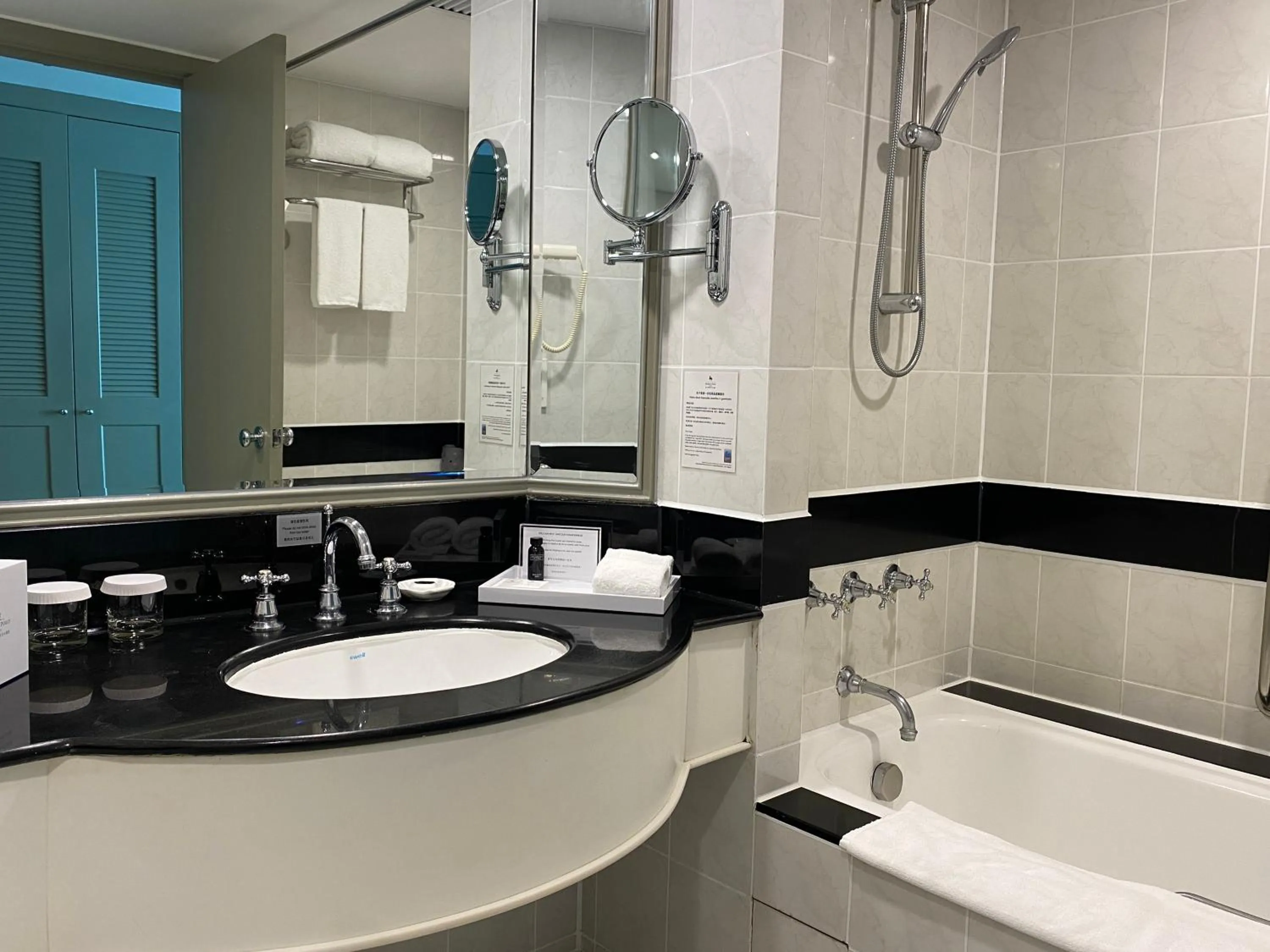 Shower in Marco Polo Xiamen